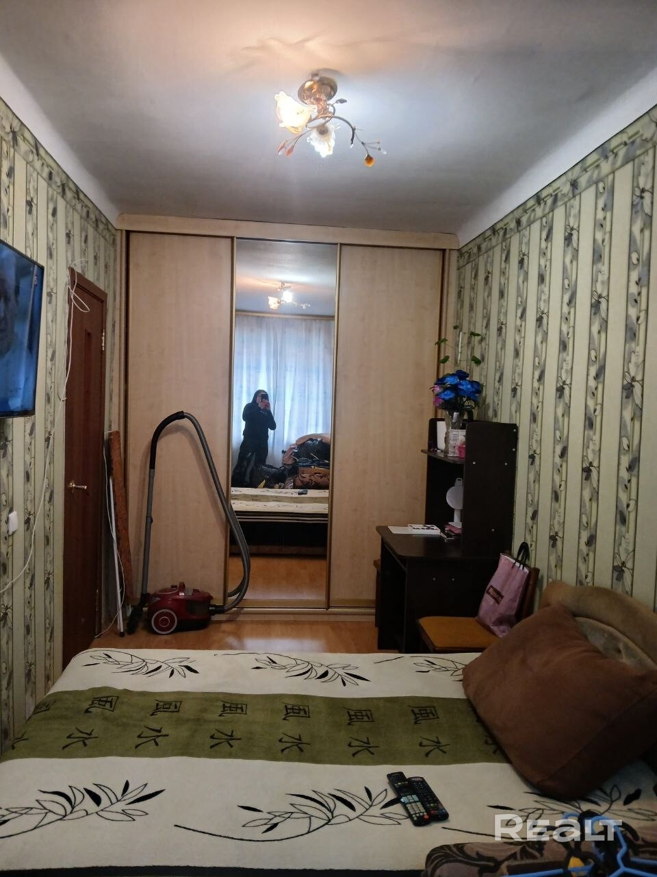 Продается уютная двухкомнатная квартира по ул. Челюскинцев, д.9 рядом со ст. метро "Автозаводская" Кирпичный дом 1963 года постройки В 2024г. произведен капитальный ремонт дома Квартира расположена на комфортном втором этаже пятиэтажного дома Окна - ПВХ, выходят во двор По всей квартире натяжные потолки. Высота - 2,62м. На полу - ламинат В санузле - плитка Входная дверь - металлическая В комнате есть шкаф-купе - Ansicht 6