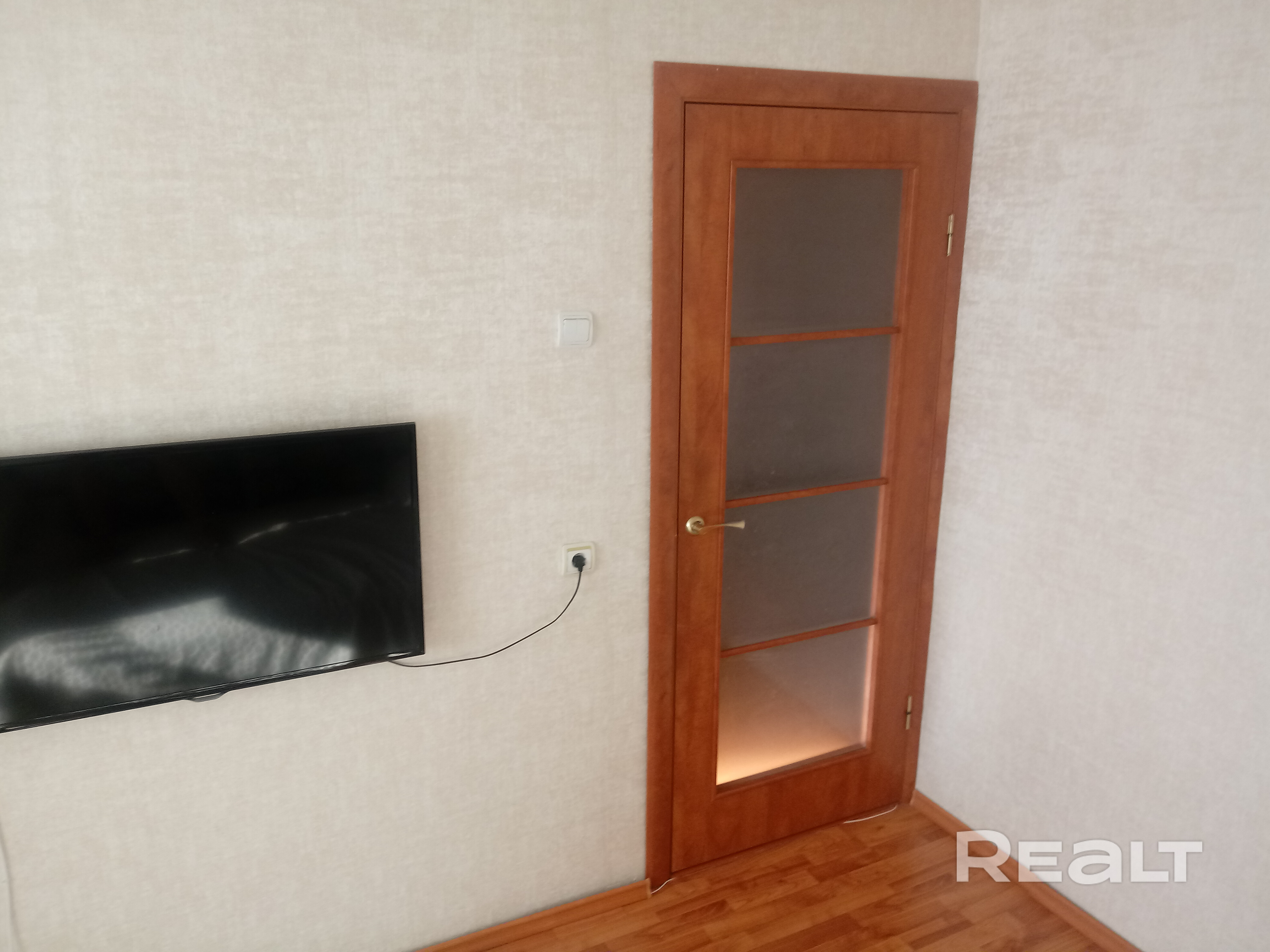 Продается хорошая 2-х комнатная квартира с ремонтом по пр-т Пушкина, 13. Остаётся все, что вы видите на фото. Полностью готова к проживанию! Внимание! Если вы агентство и хотите помочь в продаже, звоните если только у вас есть связи среди застройщиков, строительных организаций! Мы производим классные двери. Продажу моей квартиры, и покупку 2-х других, буду осуществлять с тем, кто поможет мне заключить договор на поставку межкомнатных дверей!)) Остальным агенствам просьба не звонить. - Ansicht 3