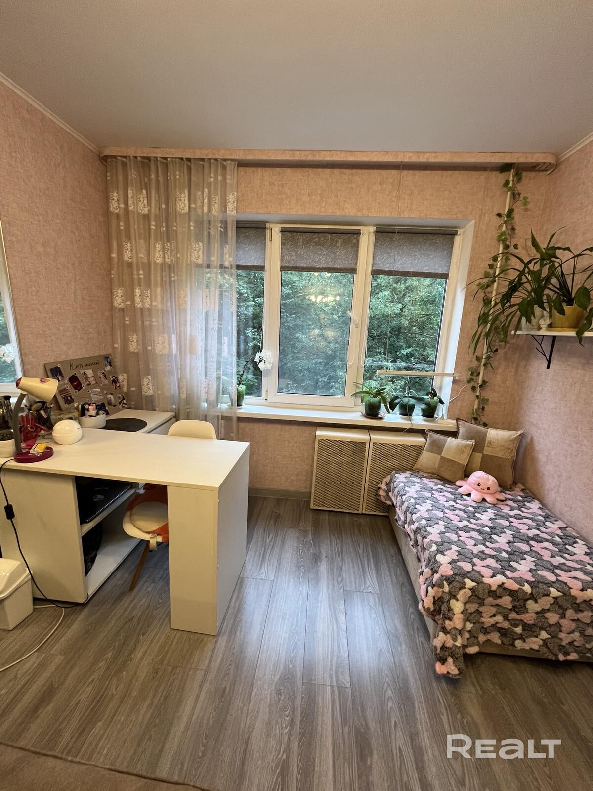 Продается теплая уютная квартира в шаговой доступности от метро Спортивная, полностью готова к проживанию. Отличное место для жизни рядом с зеленой зоной - парк 60-летия Октября, ФОЦ « Долголетие», теннисные корты. Уютный зеленый двор с детской площадкой и местами для парковки. - Widok 3