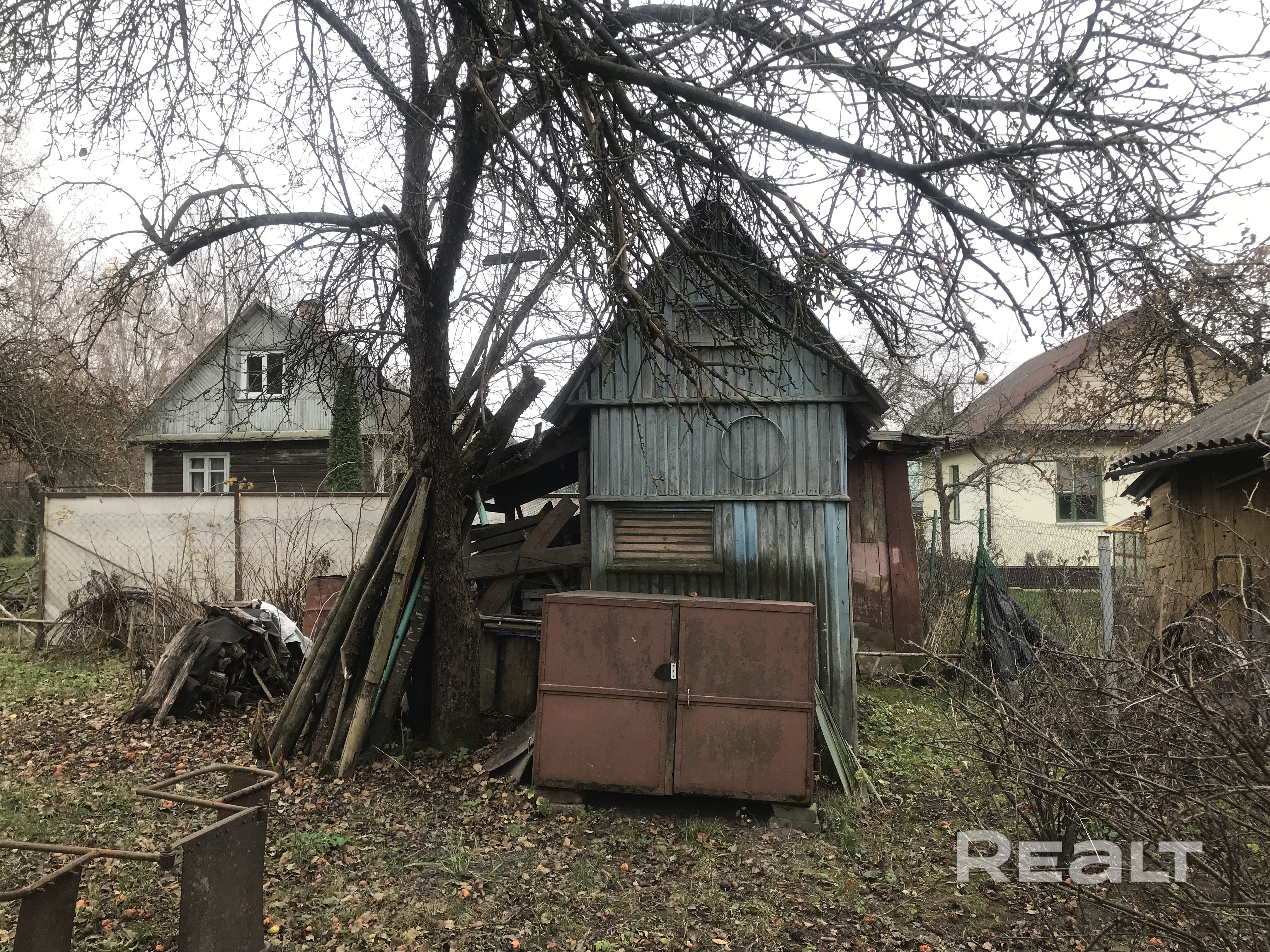 Дачный дом 49,0 м2 в СТ «Заря-81» 40,9 км от МКАД. Фундамент – монолит, кирпич. Стены – деревянный сруб. Печное отопление, бетонный погреб глуб. 3 м., сарай. Электричество, вода – (сезонная). Туалет на улице. Плодовые деревья. Участок 0,0524 га, в частной собственности, ровный, забор (сетка-рабица). В 3-х мин. ходьбы маршрутка из Минска. Электричка - 2,7 км «Равнополье». Сезонный магазин, колонка, колодец. Река Птичь: 6 км, озеро в п. Узляны: 3 км, Комплекс «Дудутки»: 9 км, Руденск: 4 км. - Więcej