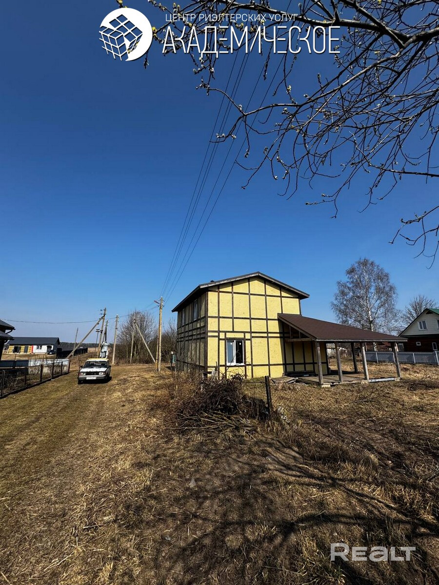 Бревенчатый дом с пристроенным каркасным в 2 уровня всего в 37км от Мкад с полным пакетом коммуникаций (вода центральная, печь, электричество, газ по улице), полноценный каменный погреб и участок 14 соток на не проездной улице. Под отделку. - Bild 4