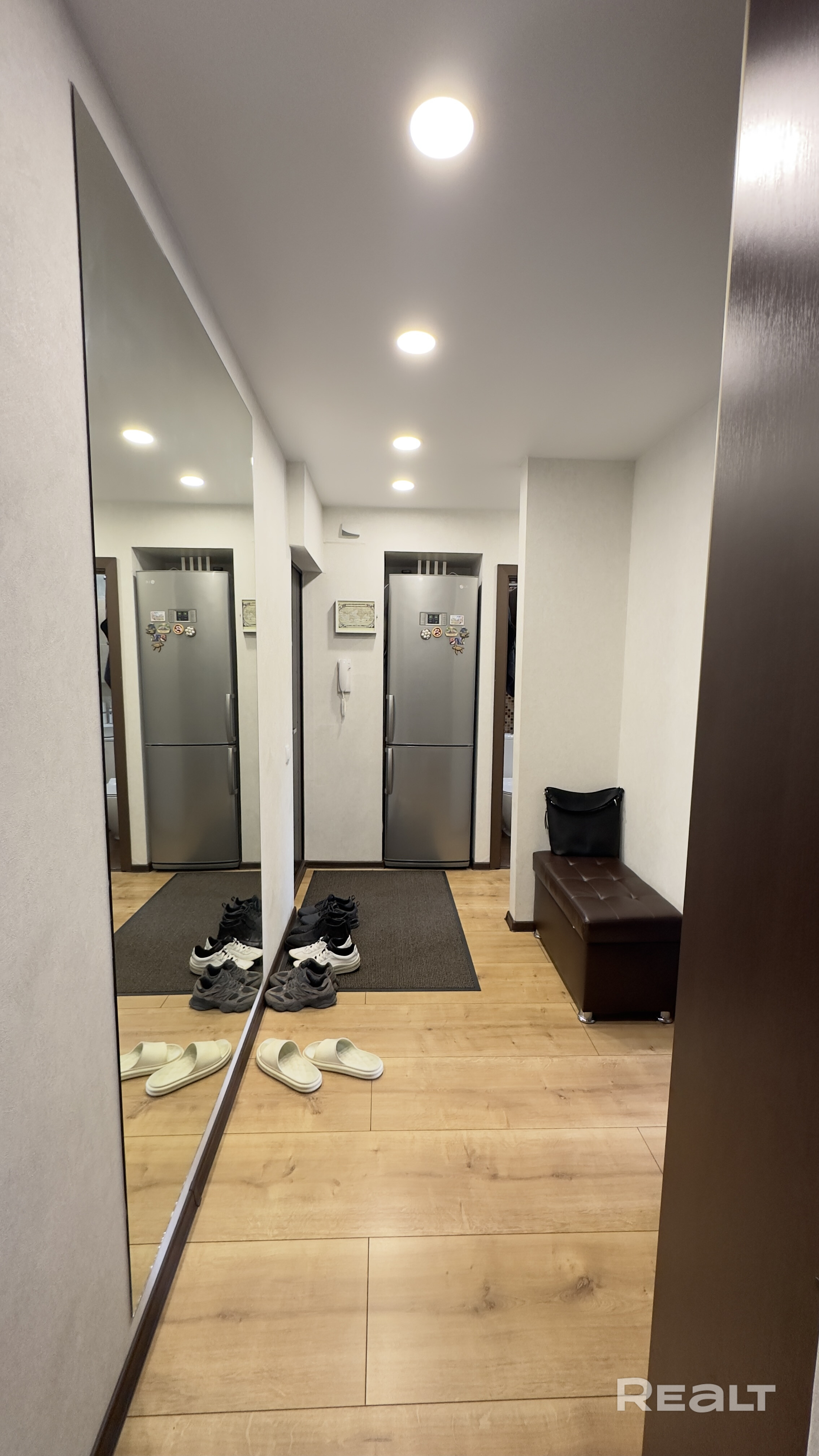 Продам уютную 3х комнатную квартиру в центре столицы, метро, школа, бассейн, ТЦ, все в шаговой доступности. В помощи по продаже не нуждаюсь, агентов прошу не звонить, не тратить не свое не мое время. - Mehr