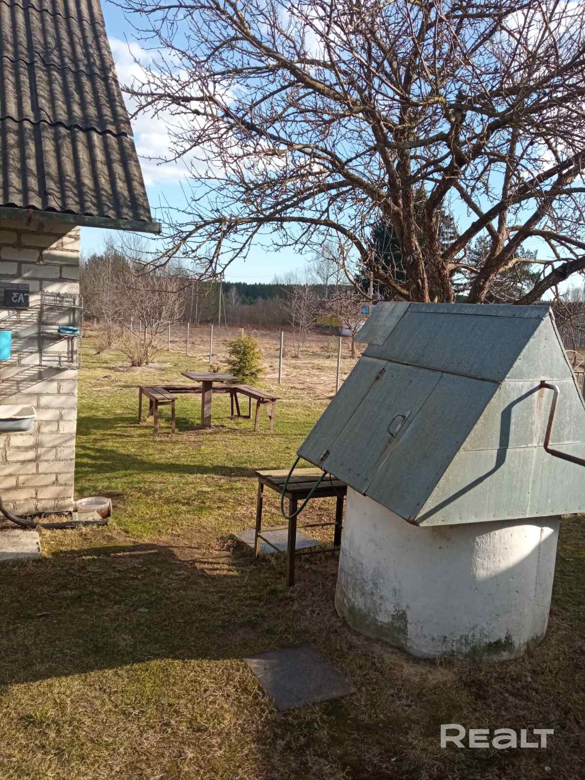 Продается половина жилого дома. Объект выделен, имеется отдельный вход и просторная придомовая территория. Идеальное решение для дачи выходного дня или проживания. Дом деревянный, обложен кирпичом. Полноценный сад и огород. Яблони, ягоды, грядки — всё уже есть, просто пользуйтесь. Гараж, сарай, навес с дровами — всё уже есть, ничего строить не надо. Живописная деревня рядом с лесом (грибы/ягоды) и чистой рекой, где водится форель. До остановки электрички 2 минуты. Соседи спокойные, место тихое. - Bild 6