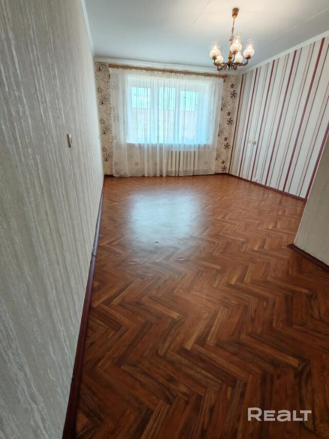 Интересная планировка комнаты с жилым метражом 18,8 м2, большая кухня с выходом на лоджию. Квартира в хорошем жилом состоянии. Стеклопакет, потолок окрашен, пол линолеум. На кухне базовый комплект мебели, сантехника в рабочем состоянии. Большой тамбур на две квартиры. Просторный зелёный двор, много парковочных мест. ТЦ Green, рынок, Чижовский парк, пляж Жара, велодорожка. Квартира свободна, никто не прописан. Чистая продажа, ничего не ищем взамен. АГЕНТСТВАМ НЕ БЕСПОКОИТЬ ! - Widok 4