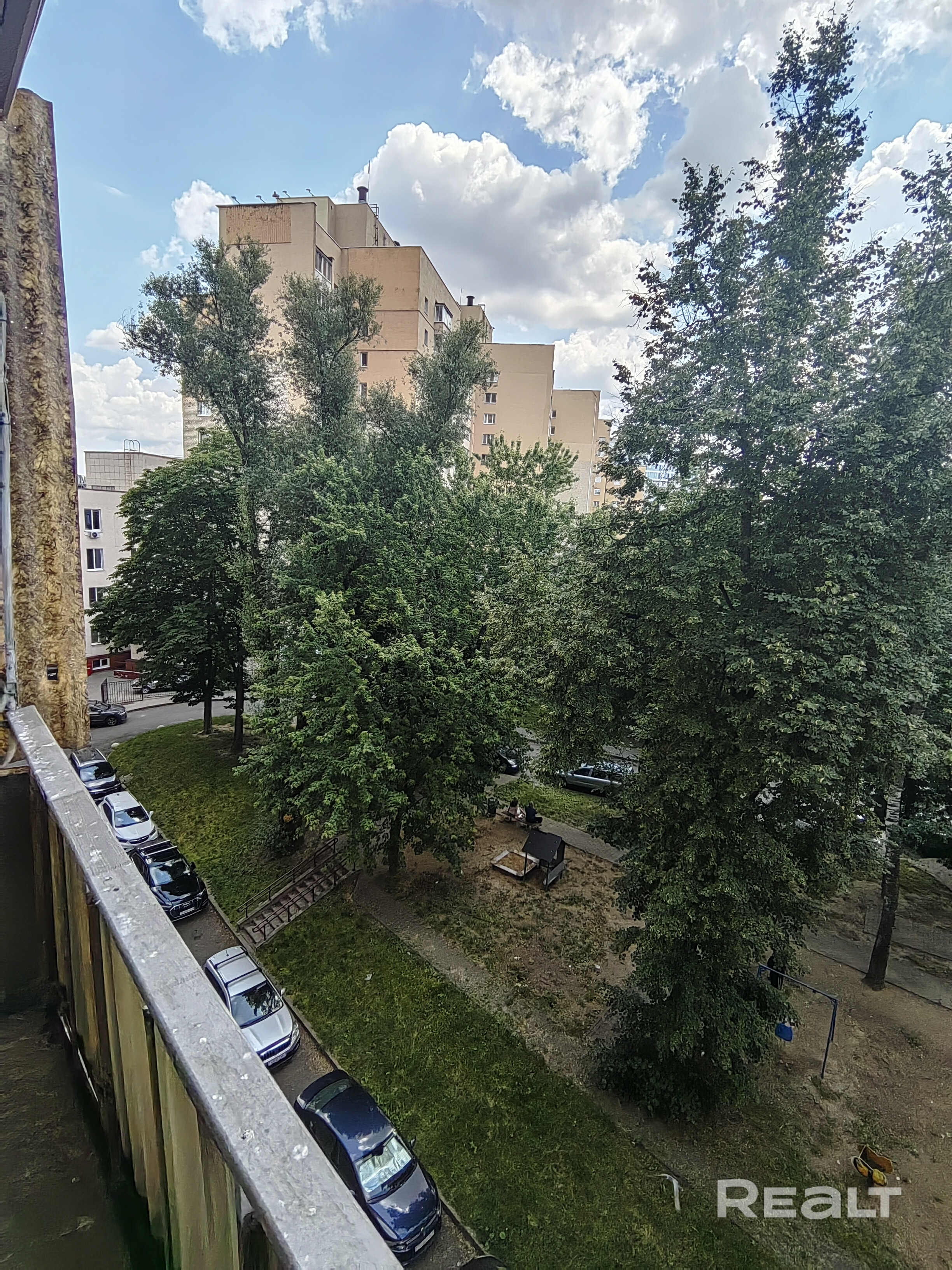 Просторная 2-х ком.квартира в самом центре Минска. Дом расположен возле центрального Вокзала, все окна выходят во внутренний дворик, который утопает в зелени. Тишина и спокойный отдых обеспечена. КВАРТИРА ПОД РЕМОНТ. Инфраструктура: -магазины, транспорт; -торговый центр MINSK CITY MALL; -зарядка для электромобиля; - во дворе всегда есть свободные парковочные места для авто. Квартира свободна, никто не прописан. Чистая продажа, быстрый выход на сделку. - Ansicht 6