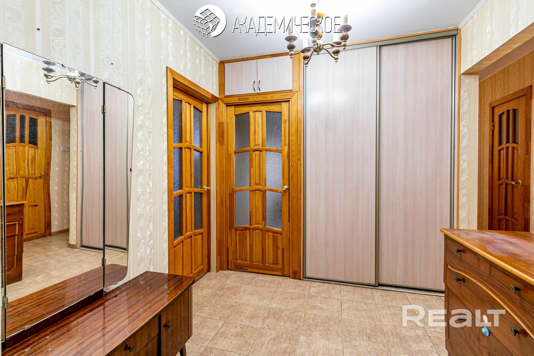Две просторные и светлые комнаты 17м2 м 10м2 ждут своих новых жильцов, уютная лоджия, светлая кухня 7м2, на которой легко разместятся все члены семьи, вместительный коридор со встроенным шкафом позволит спрятать лишние вещи от посторонних глаз. Раздельный санузел. - Ansicht 4