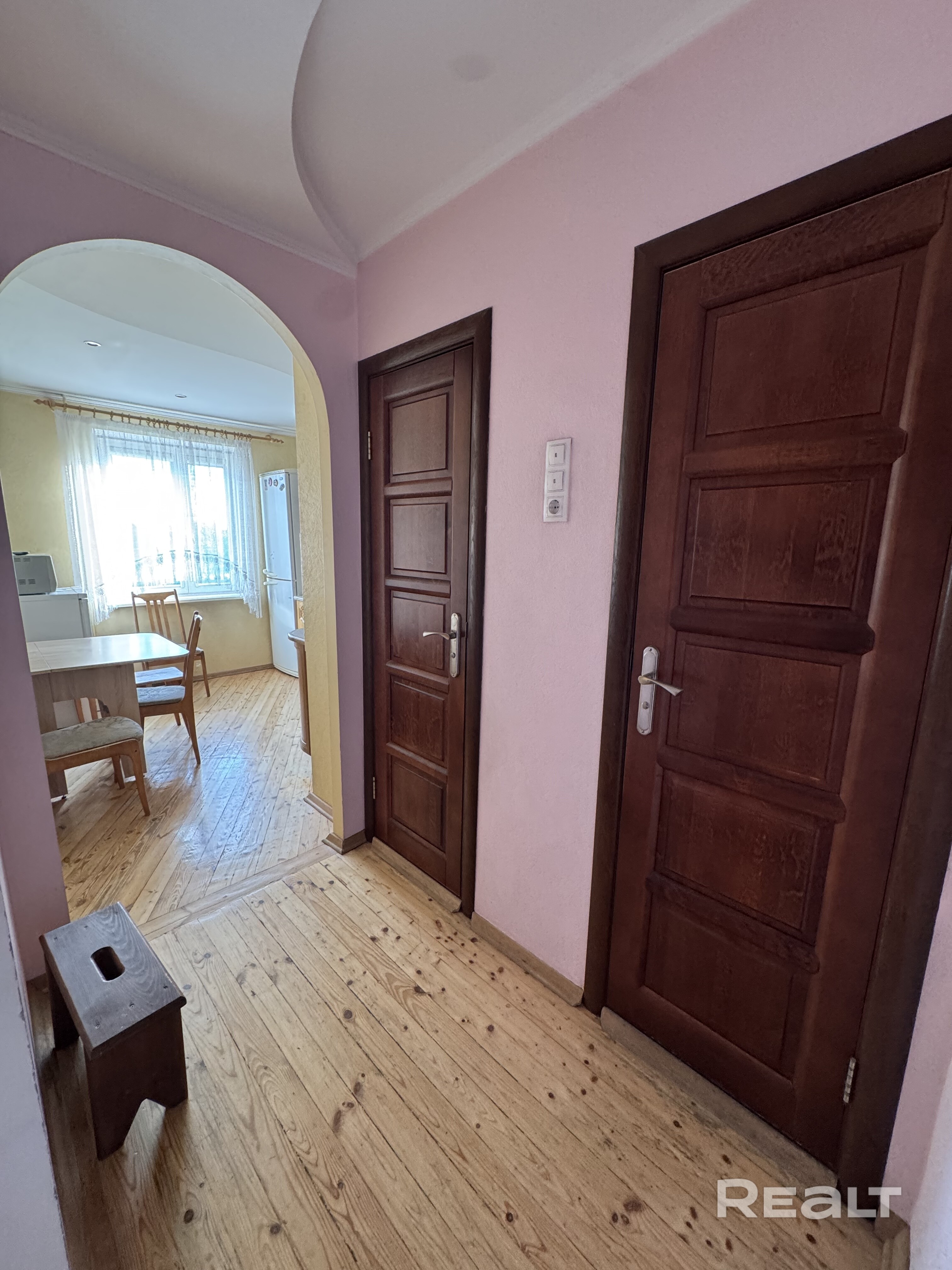 2-комнатная квартира на Слободской, 45. Общая площадь 51,7 м², жилая 29,2 м², 7 этаж 12-этажного дома 1992 г.п. Две раздельные комнаты, балкон. Сделан евроремонт — заезжай и живи. Продаётся с мебелью. В доме лифт, мусоропровод, видеонаблюдение, во дворе парковка. Рядом магазины, школа, детский сад, остановки транспорта. Чистая продажа, частная собственность. Возможен торг. Звоните — покажем в удобное время. - Bild 4