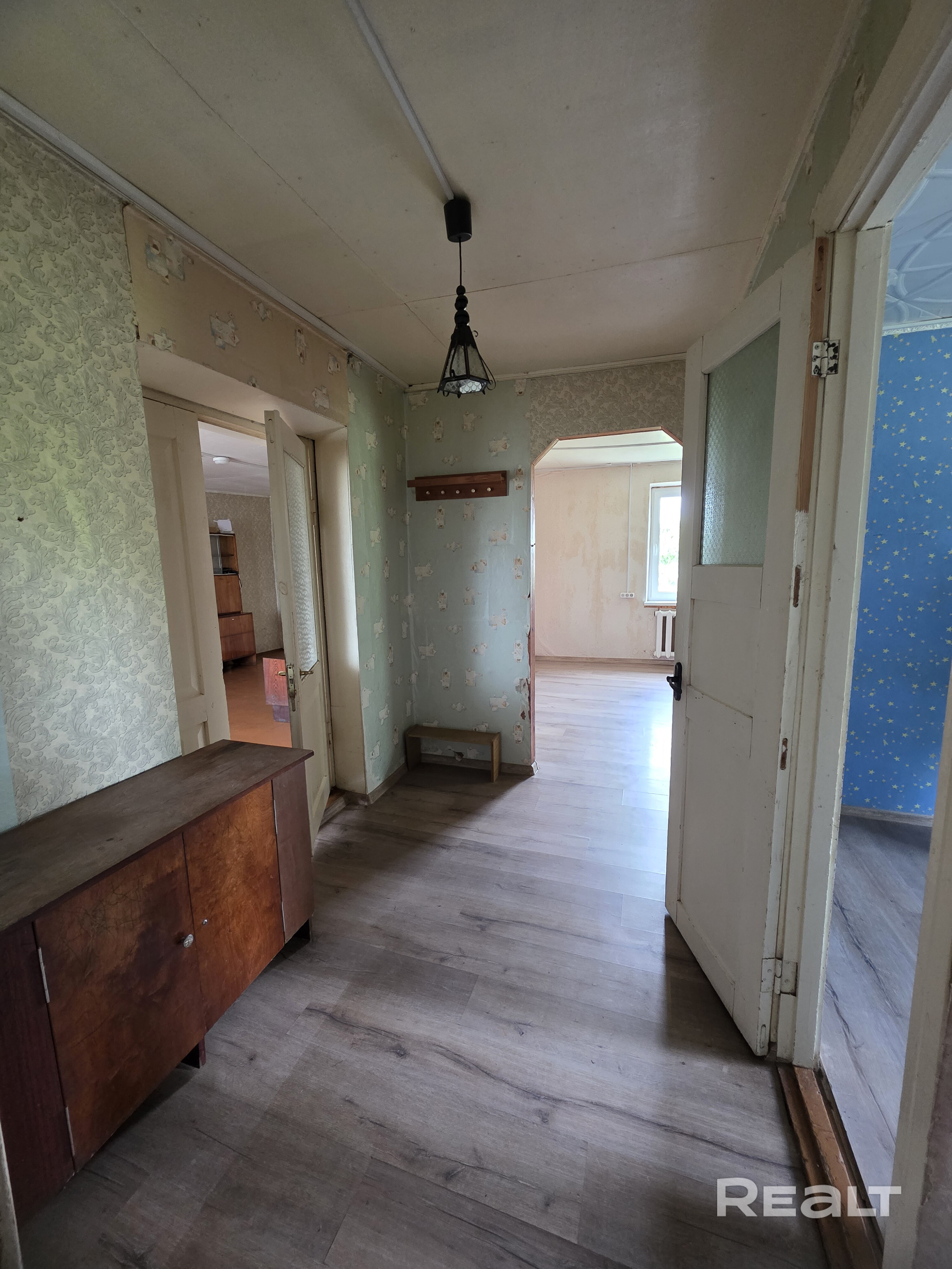Продается просторная квартира (94.3 квадрата) в доме из 2-ух квартир с отдельнным входом. Дом отдален от дороги, что обеспечивает тишину от машин. Рядом с домом есть магазин. Недалеко находится озеро и река. В доме подключены газ и вода. Проведено оптоволокно. Вся электрика в доме новая. В 4 окнах из 7 установленны стеклопакеты. Есть 2 подвала в самом доме. Участок 10 соток (отделен от соседей). Рядом с домом есть свой гараж (из блоков) и постройка из кирпича. - Ansicht 6