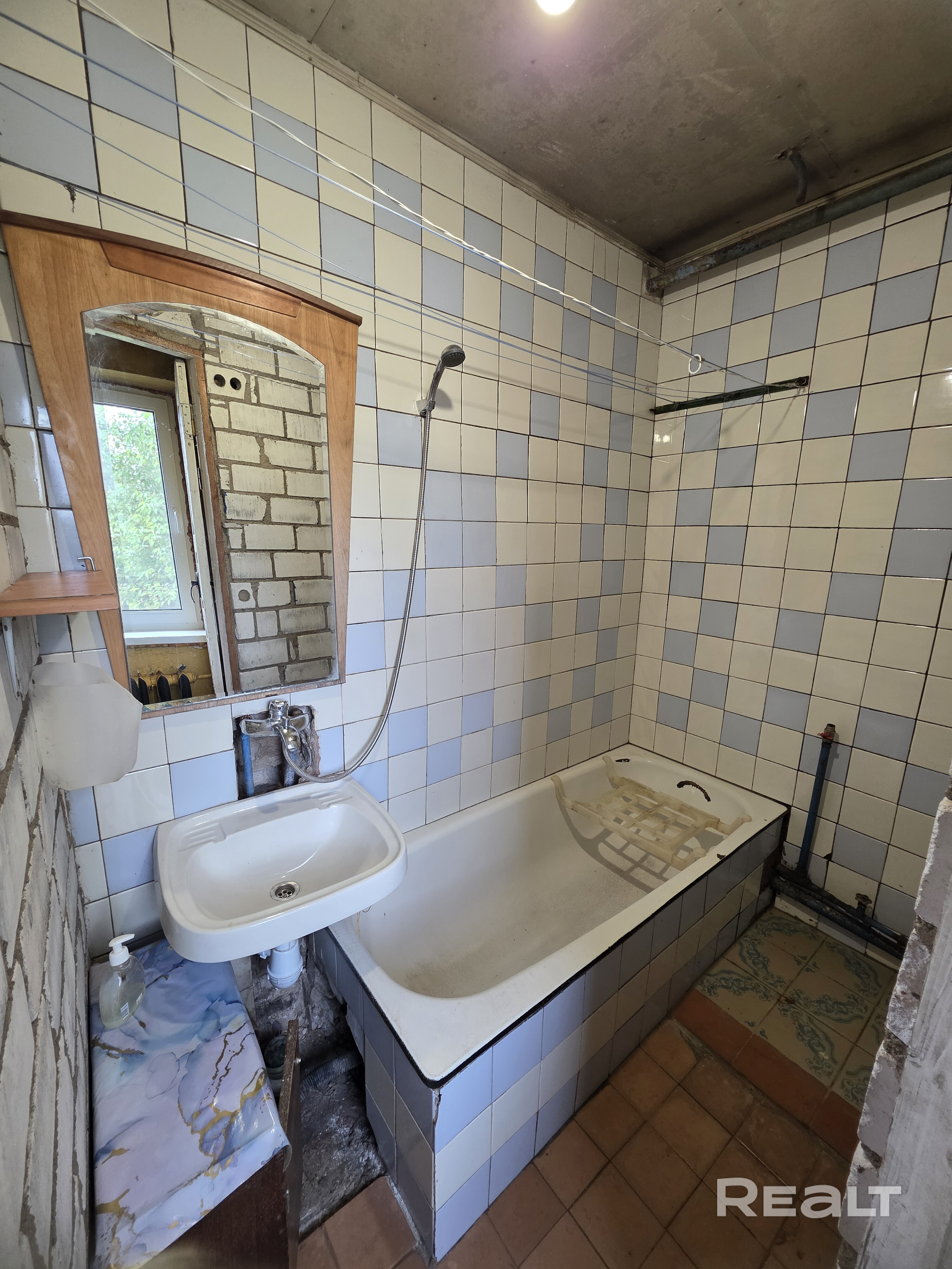 Продается просторная квартира (94.3 квадрата) в доме из 2-ух квартир с отдельнным входом. Дом отдален от дороги, что обеспечивает тишину от машин. Рядом с домом есть магазин. Недалеко находится озеро и река. В доме подключены газ и вода. Проведено оптоволокно. Вся электрика в доме новая. В 4 окнах из 7 установленны стеклопакеты. Есть 2 подвала в самом доме. Участок 10 соток (отделен от соседей). Рядом с домом есть свой гараж (из блоков) и постройка из кирпича. - Ansicht 4