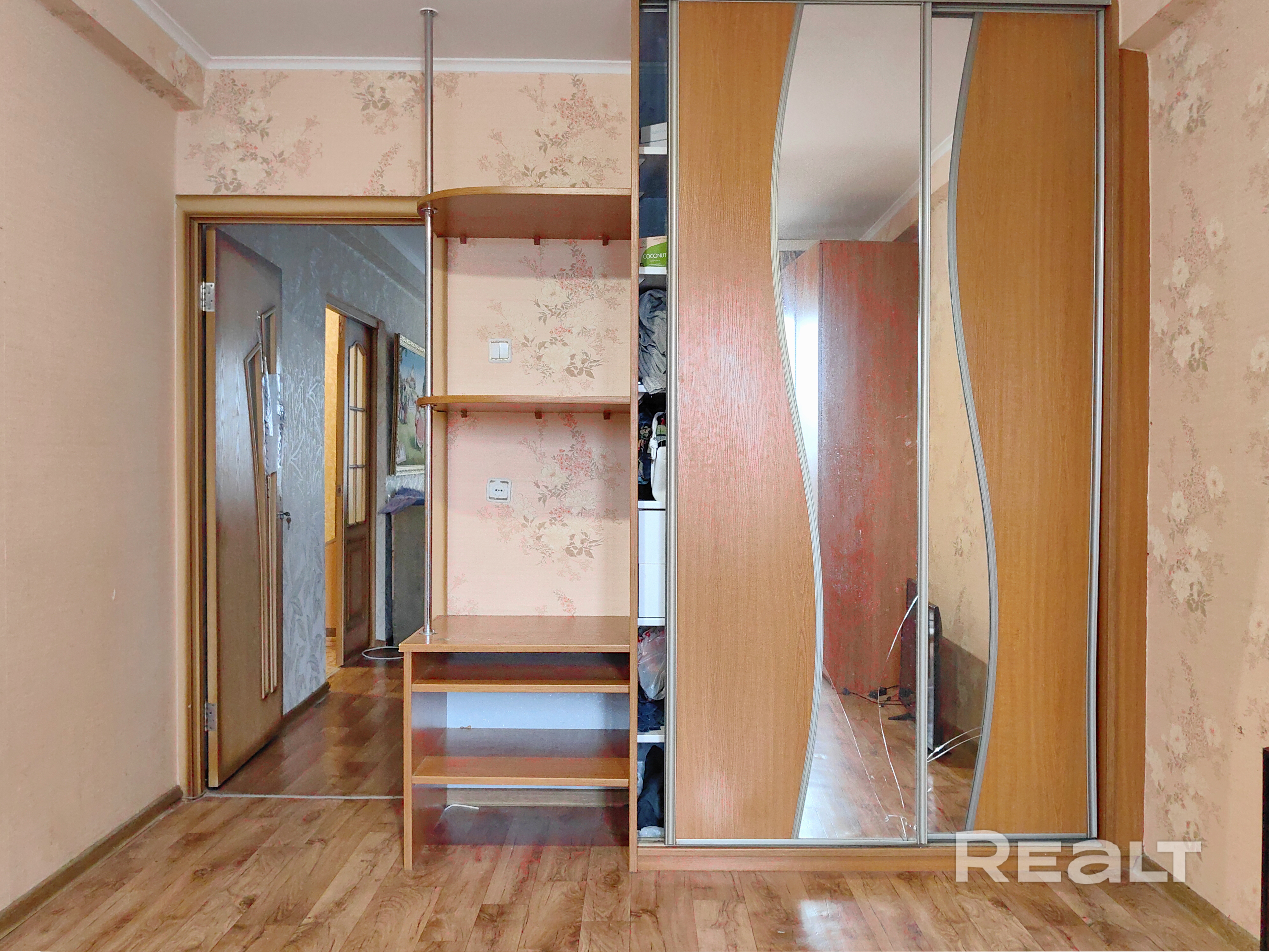 Продаётся 3-х комн. кв-ра. Две комнаты смежные, одна изолированная. Кухня 8,3 м2 со встроенной мебелью и бытовой техникой. В квартире имеются: три шкафа-купе, стеклопакеты (профиль ПВХ), входная металлическая дверь, в санузлах плитка, лоджия застеклена и утеплена. Развитая инфраструктура: 3 детских сада и 2 школы, поликлиники (взрослая и детская), рынок, физкультурно-оздоровительный комплекс «Мандарин», торговый центр. До метро Могилёвская 10 минут на транспорте. Удобный выезд на МКАД - Widok 5