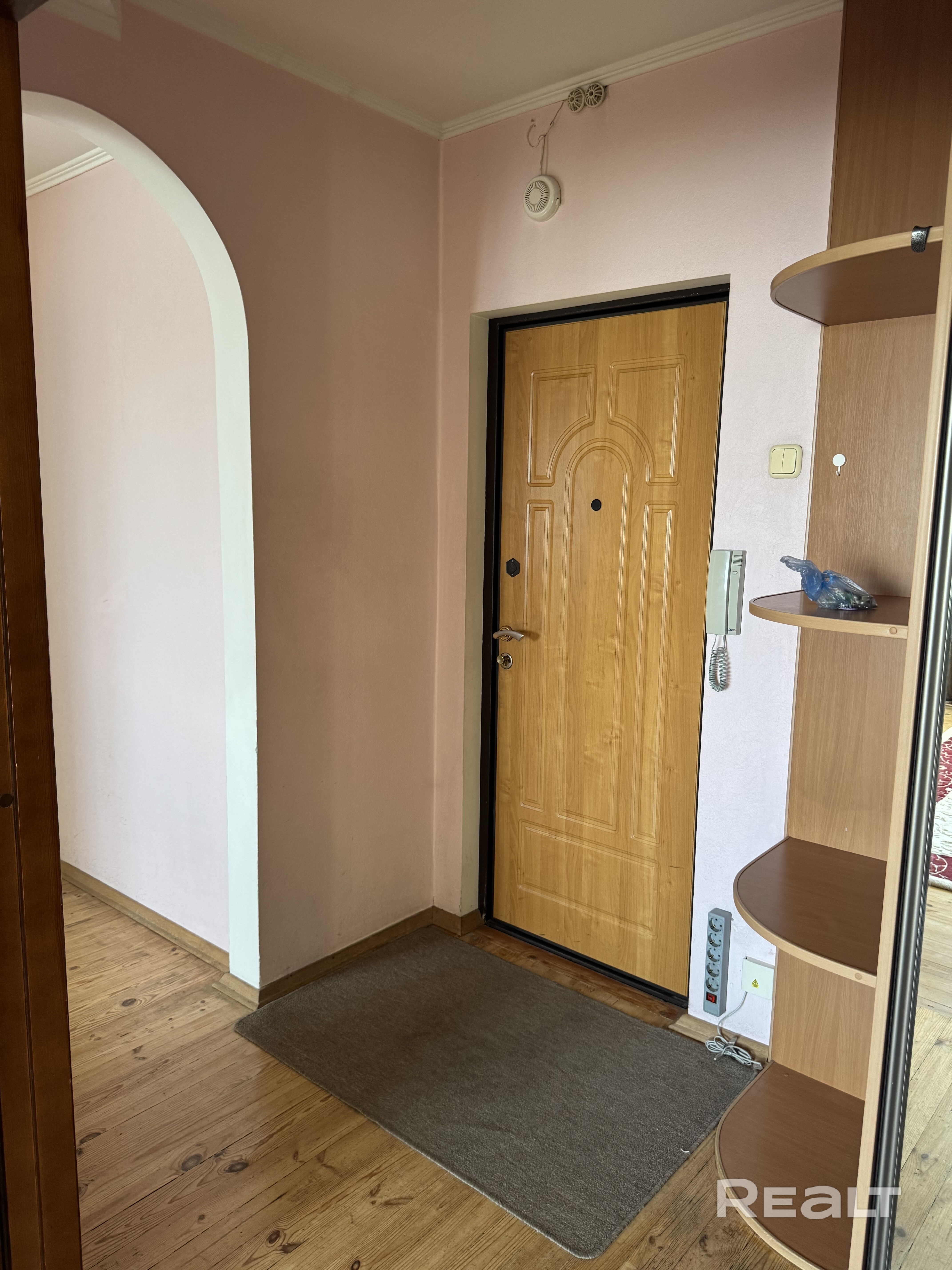2-комнатная квартира на Слободской, 45. Общая площадь 51,7 м², жилая 29,2 м², 7 этаж 12-этажного дома 1992 г.п. Две раздельные комнаты, балкон. Сделан евроремонт — заезжай и живи. Продаётся с мебелью. В доме лифт, мусоропровод, видеонаблюдение, во дворе парковка. Рядом магазины, школа, детский сад, остановки транспорта. Чистая продажа, частная собственность. Возможен торг. Звоните — покажем в удобное время. - Bild 5