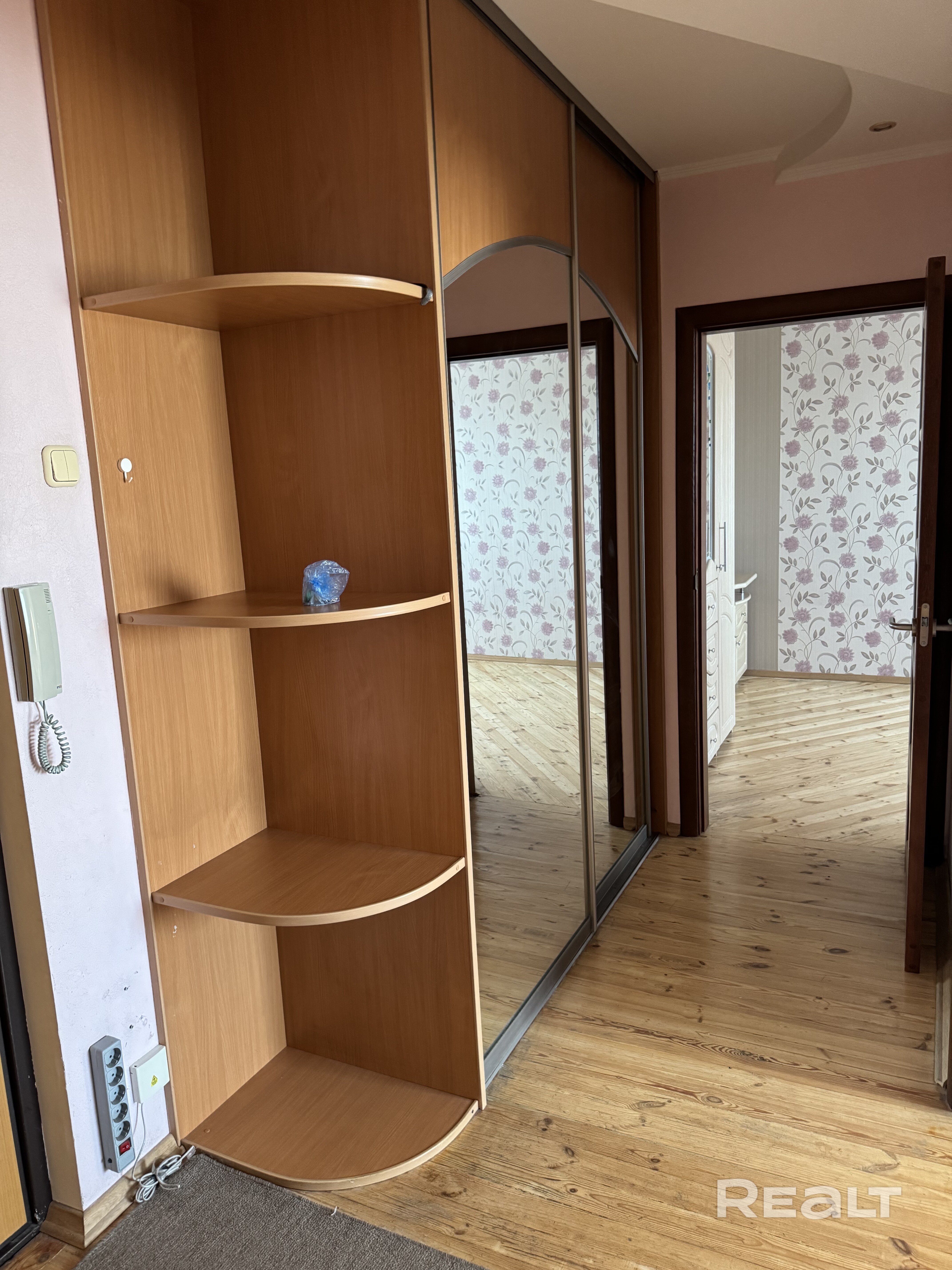 2-комнатная квартира на Слободской, 45. Общая площадь 51,7 м², жилая 29,2 м², 7 этаж 12-этажного дома 1992 г.п. Две раздельные комнаты, балкон. Сделан евроремонт — заезжай и живи. Продаётся с мебелью. В доме лифт, мусоропровод, видеонаблюдение, во дворе парковка. Рядом магазины, школа, детский сад, остановки транспорта. Чистая продажа, частная собственность. Возможен торг. Звоните — покажем в удобное время. - Bild 6