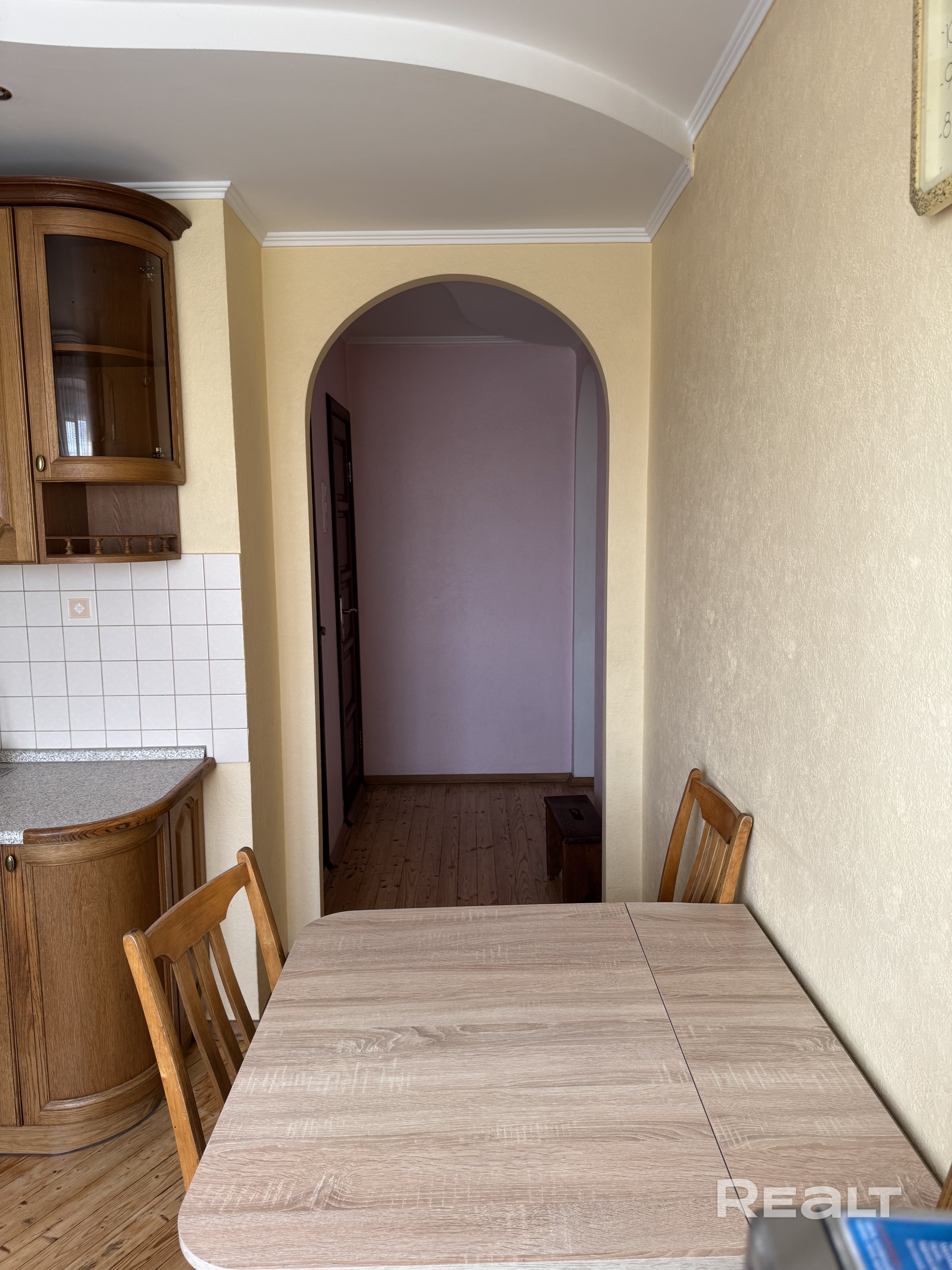 2-комнатная квартира на Слободской, 45. Общая площадь 51,7 м², жилая 29,2 м², 7 этаж 12-этажного дома 1992 г.п. Две раздельные комнаты, балкон. Сделан евроремонт — заезжай и живи. Продаётся с мебелью. В доме лифт, мусоропровод, видеонаблюдение, во дворе парковка. Рядом магазины, школа, детский сад, остановки транспорта. Чистая продажа, частная собственность. Возможен торг. Звоните — покажем в удобное время. - Fler