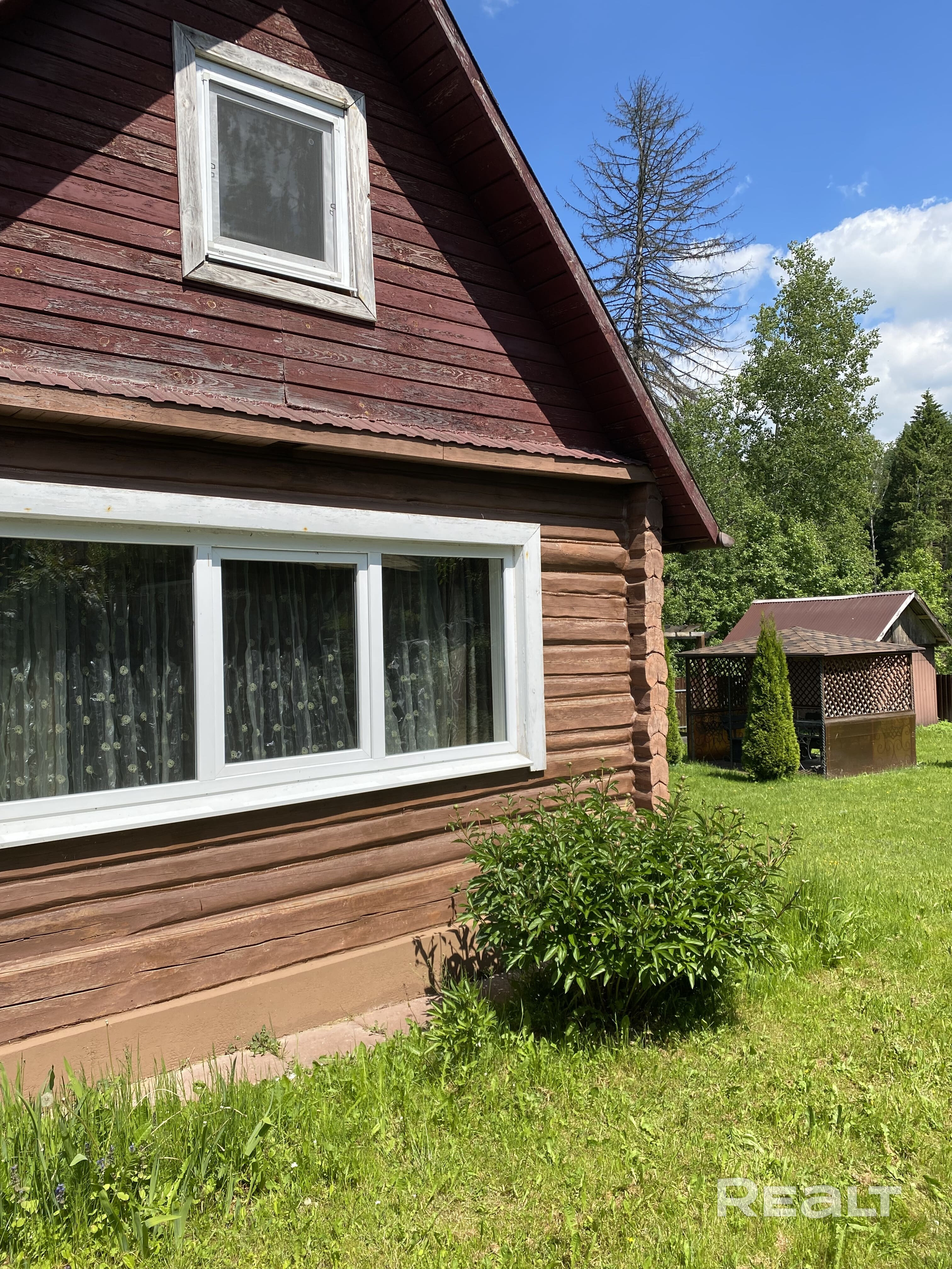 В окружении лесов, живописном месте продается уютная экодача из высококачественного цельного бруса в одном из лучших направлений от МКАД (Молодечненское), расположена в 23 км от Минска в жилом СТ «Надежда Щербины». Участок боковой, ровный, чистый, прямоугольной формы, засажен газонной травой, молодыми туями и пионами. Совсем рядом в пешей доступности грибной лес, а в полутора километрах по лесной дороге очень классное озеро. Недалеко от дома в пожарном водоёме водятся амур, карп, линь. - Ansicht 6
