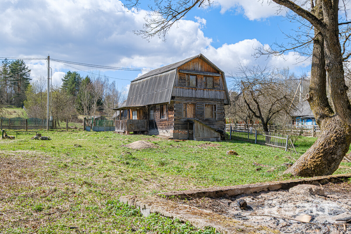 В продаже земельный участок 13.8 соток со строением в деревне Марковщина недалеко от Минска, у участка протекает река Вяча, первая береговая. Хорошие соседи, участок ухожен, ровный правильной формы. Кадастровый номер 623280404601000151 Коммуникации – электричество, газ по улице. Это отличное предложение для тех, кто ищет спокойствие за городом, место для постоянного проживания или отдыха. Не упустите шанс стать владельцем этого уютного уголка природы. Документы в порядке, готовы к сделке. - Widok 5