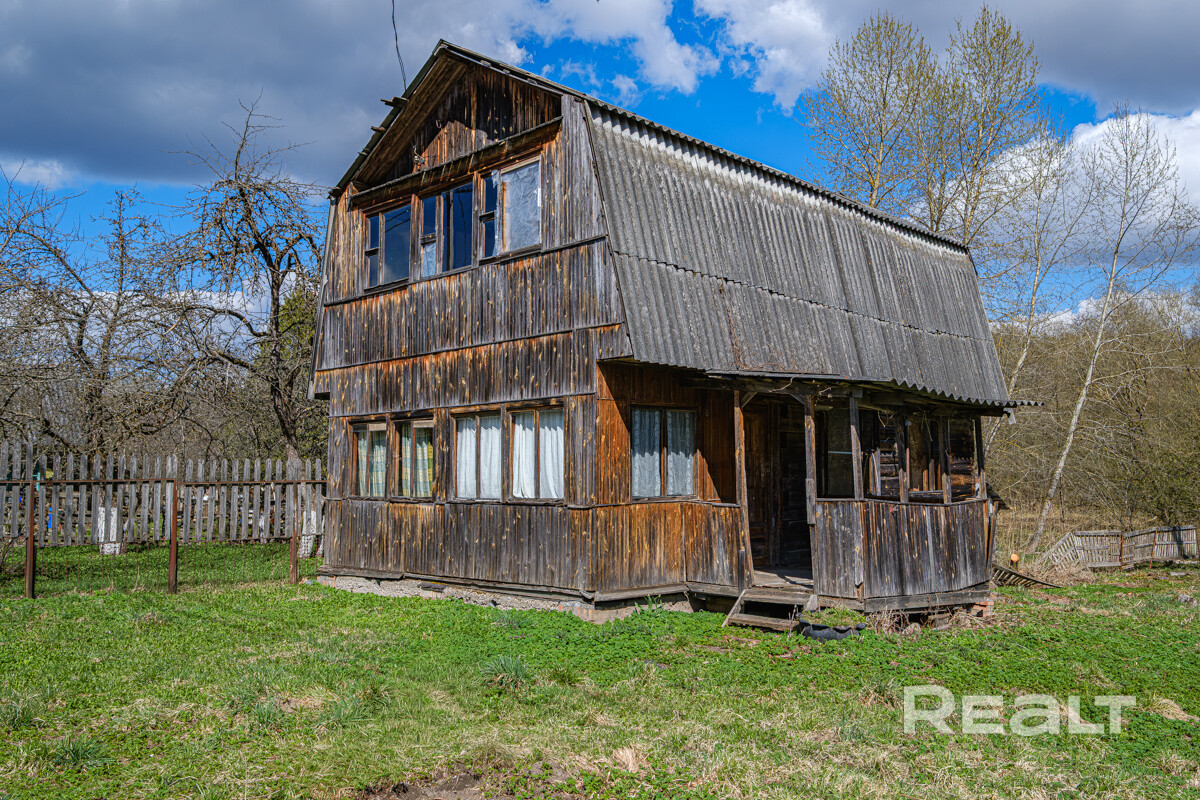 В продаже земельный участок 13.8 соток со строением в деревне Марковщина недалеко от Минска, у участка протекает река Вяча, первая береговая. Хорошие соседи, участок ухожен, ровный правильной формы. Кадастровый номер 623280404601000151 Коммуникации – электричество, газ по улице. Это отличное предложение для тех, кто ищет спокойствие за городом, место для постоянного проживания или отдыха. Не упустите шанс стать владельцем этого уютного уголка природы. Документы в порядке, готовы к сделке. - Widok 4