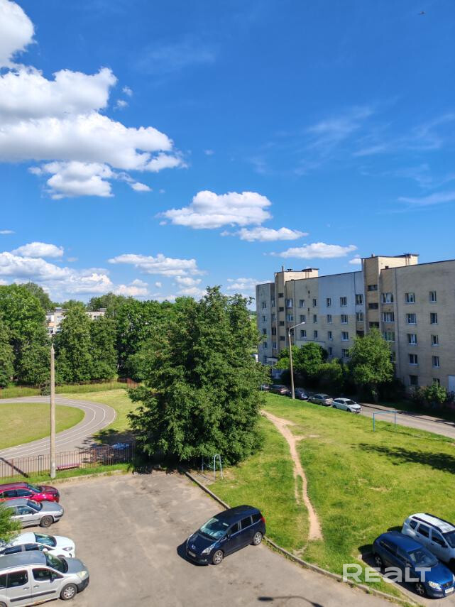 Интересная планировка комнаты с жилым метражом 18,8 м2, большая кухня с выходом на лоджию. Квартира в хорошем жилом состоянии. Стеклопакет, потолок окрашен, пол линолеум. На кухне базовый комплект мебели, сантехника в рабочем состоянии. Большой тамбур на две квартиры. Просторный зелёный двор, много парковочных мест. ТЦ Green, рынок, Чижовский парк, пляж Жара, велодорожка. Квартира свободна, никто не прописан. Чистая продажа, ничего не ищем взамен. АГЕНТСТВАМ НЕ БЕСПОКОИТЬ ! - Widok 5