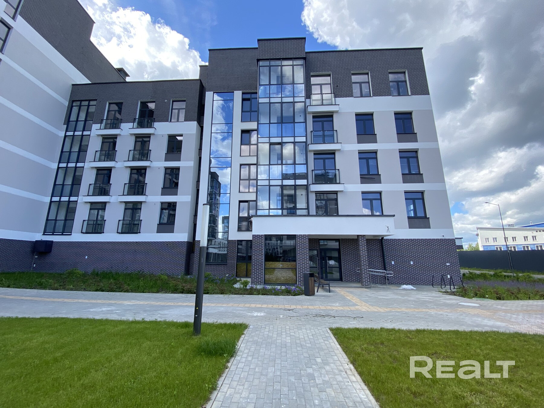 В продаже от собственника трехкомнатная квартира премиум класса в престижном ЖК Олимпик Парк , Тимирязева 134. Общей площадью 89,2 метра квадратных по СНБ 92 метра квадратных 3 раздельные комнаты 17.7 м 12,4 метров 14,8м и кухня-гостинная 16,6м два сан узла 6 метров и 4,3 метра Высокие потолки 3 метра . Квартира с отделкой от застройщика. -Окна в пол, выходящие на внутреннюю территорию ЖК. - Ansicht 3