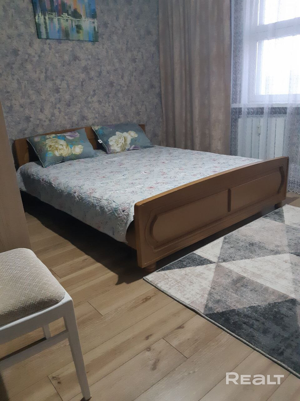 В Московском р-не Минска сдается стильная 2к. кв-ра в 7 мин. ходьбы от ст.м. «Малиновка». Очень удобная планировка, окна во двор, подъезд чистый и просторный, 2 лифта, видеонаблюдение в подъезде и на территории. Район с устоявшейся развитой инфраструктурой на любой бюджет и вкус, красивая природная зона, удобный выезд на МКАД. Имеется всё необходимое для проживания, уютно, светло и тепло. Официальный договор. Ежемес. арендная плата+коммун. платежи (прописан 1 чел.). Залог в размере мес. аренды. - Ansicht 3