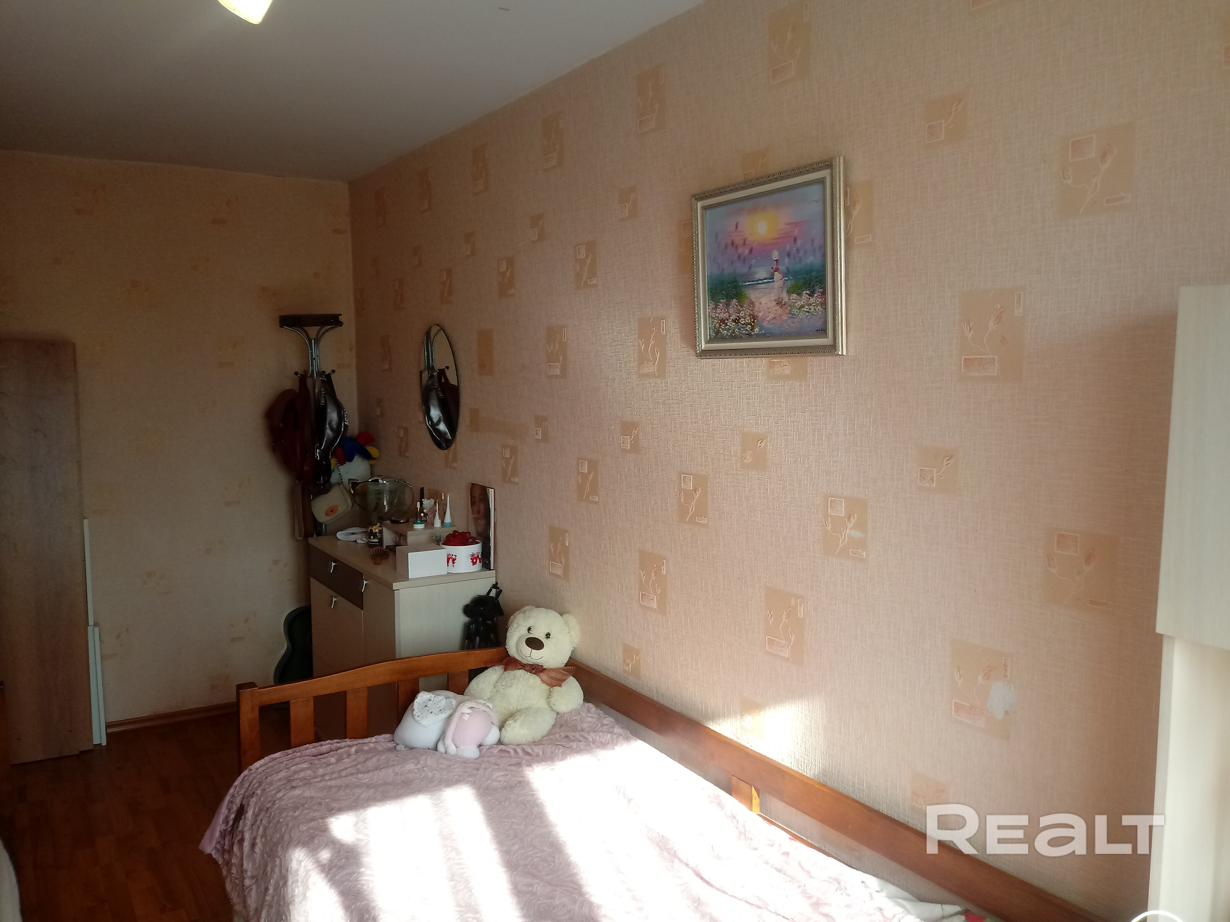 Продается хорошая 2-х комнатная квартира с ремонтом по пр-т Пушкина, 13. Остаётся все, что вы видите на фото. Полностью готова к проживанию! Внимание! Если вы агентство и хотите помочь в продаже, звоните если только у вас есть связи среди застройщиков, строительных организаций! Мы производим классные двери. Продажу моей квартиры, и покупку 2-х других, буду осуществлять с тем, кто поможет мне заключить договор на поставку межкомнатных дверей!)) Остальным агенствам просьба не звонить. - Ansicht 4