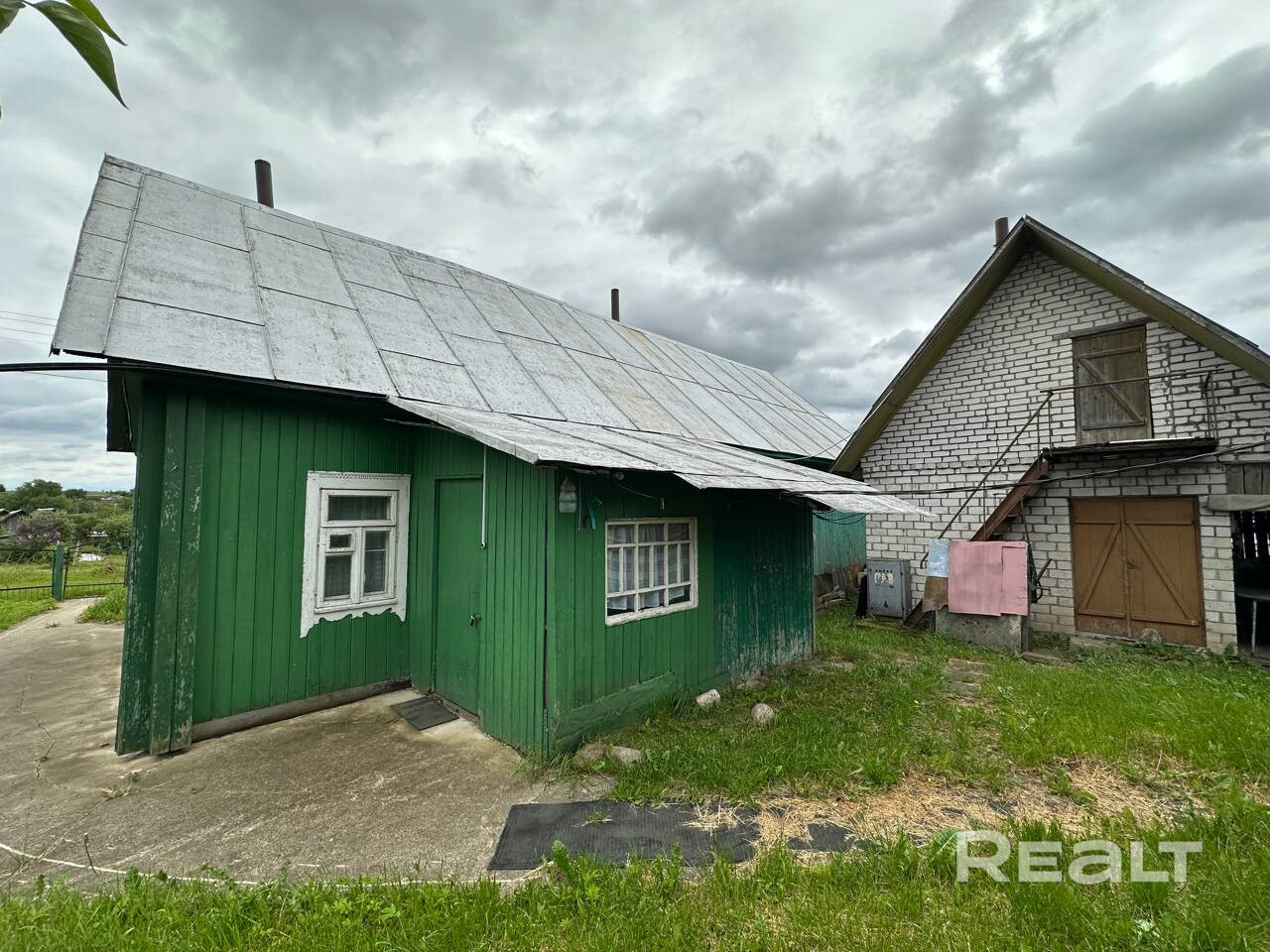 Дом из сруба, обделан снаружи вагонкой. Состояние хорошее. Внутри сделан ремонт. В доме две печи для отопления. Большой ровный участок, ухожен и огражден забором. На участке есть колодец. На территории хоз. постройки, баня, летняя кухня, вместимый погреб, гараж. Подъезд к участку с двух сторон. Спокойные и отзывчатые соседи. Дом готов к проживанию. Приезжайте в гости на просмотр. Возможно это то, что вы искали. – pohled 4