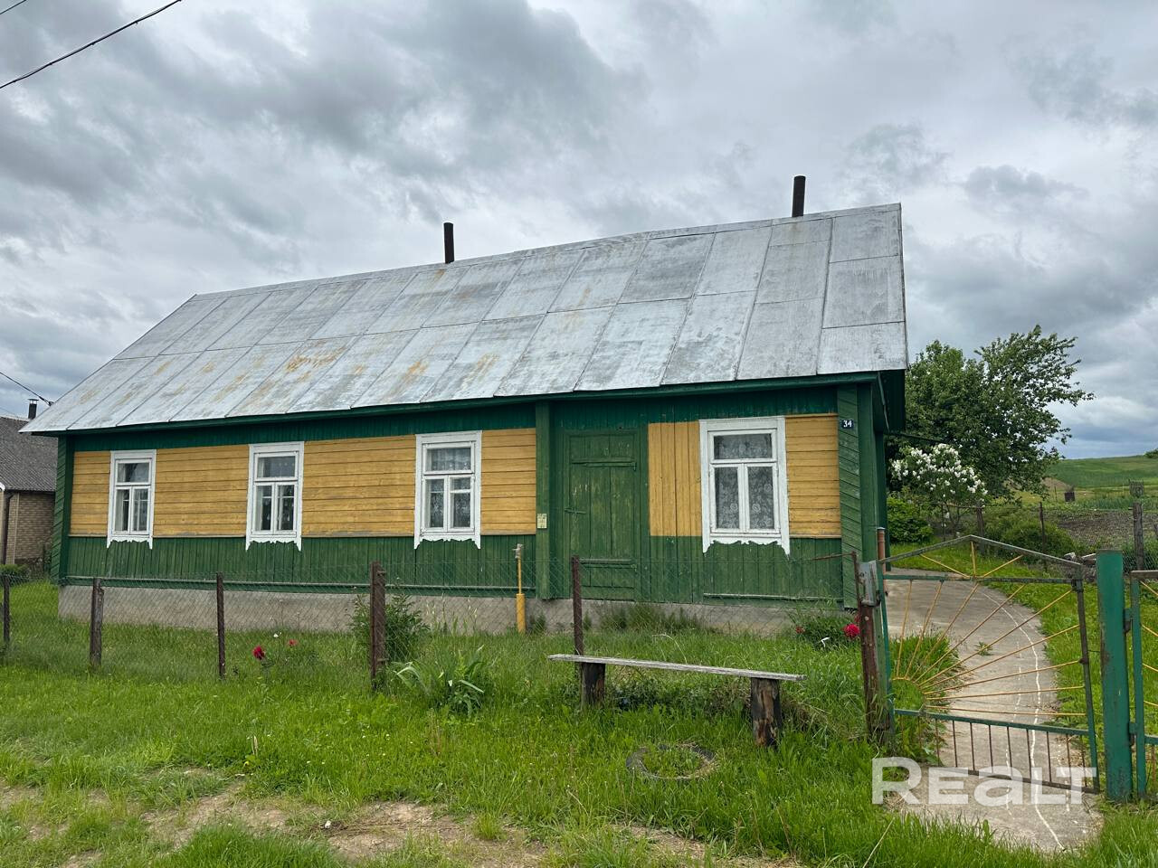 Дом из сруба, обделан снаружи вагонкой. Состояние хорошее. Внутри сделан ремонт. В доме две печи для отопления. Большой ровный участок, ухожен и огражден забором. На участке есть колодец. На территории хоз. постройки, баня, летняя кухня, вместимый погреб, гараж. Подъезд к участку с двух сторон. Спокойные и отзывчатые соседи. Дом готов к проживанию. Приезжайте в гости на просмотр. Возможно это то, что вы искали. – další