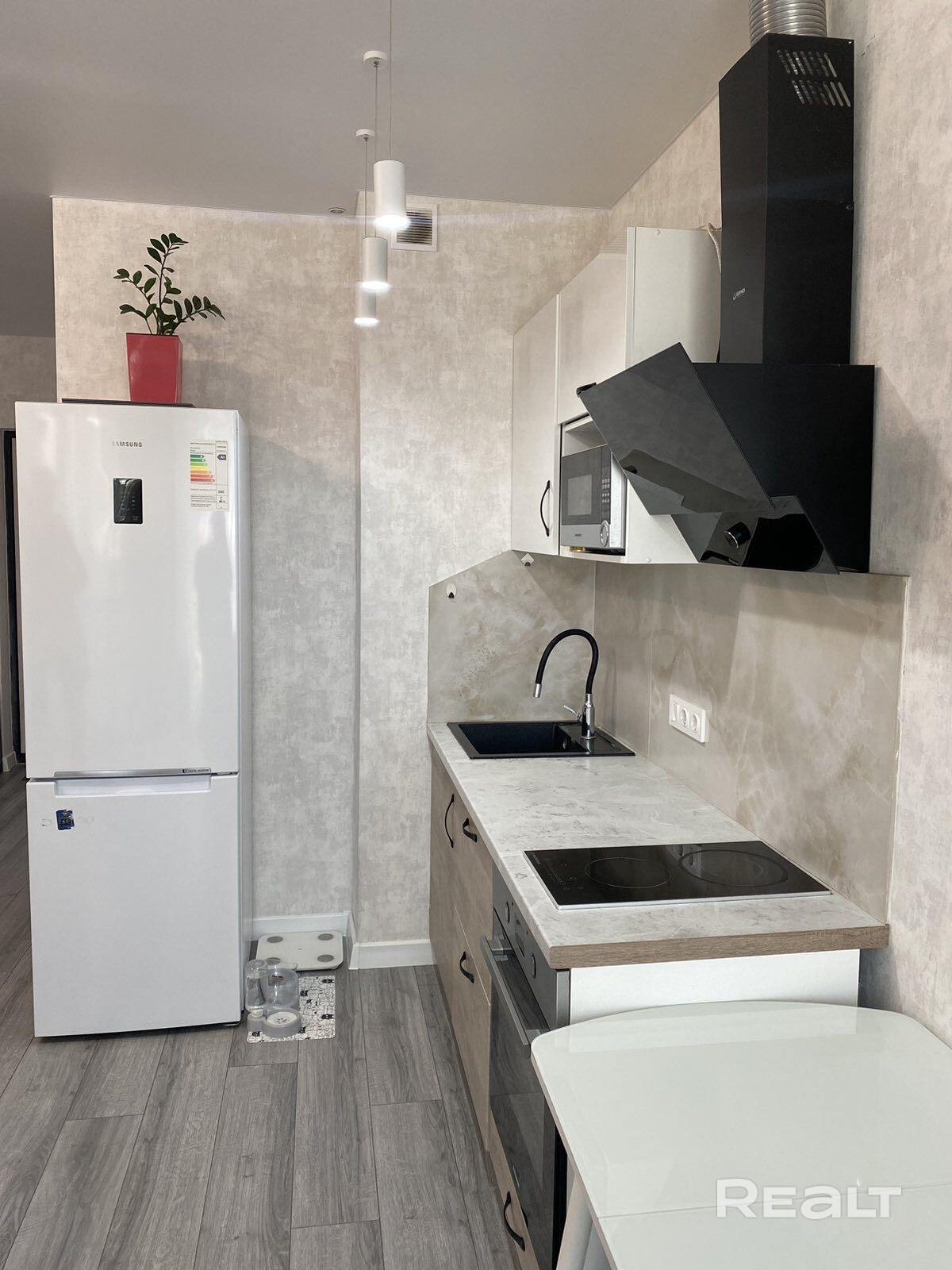 По СНБ 29,9м2. Агентам строго не беспокоить!!! В продаже студия возле старого Аэропорта от собственника по лучшей цене и расположению.Вся инфраструктура в пешей доступности от дома.Станция метро Аэродромная в 7 минутах ходьбы.Во дворе детский сад, детские и спорт площадки,рядом три школы,охрана.Магазин Санта прямо возле подъезда.В доме Беларусбанк,кафе,солярий,грузовой и панорамный лифт.В квартире останется кухня со всей бытовой техникой,стиральная машина,шкаф купе,маленький диван у окна. - Widok 3
