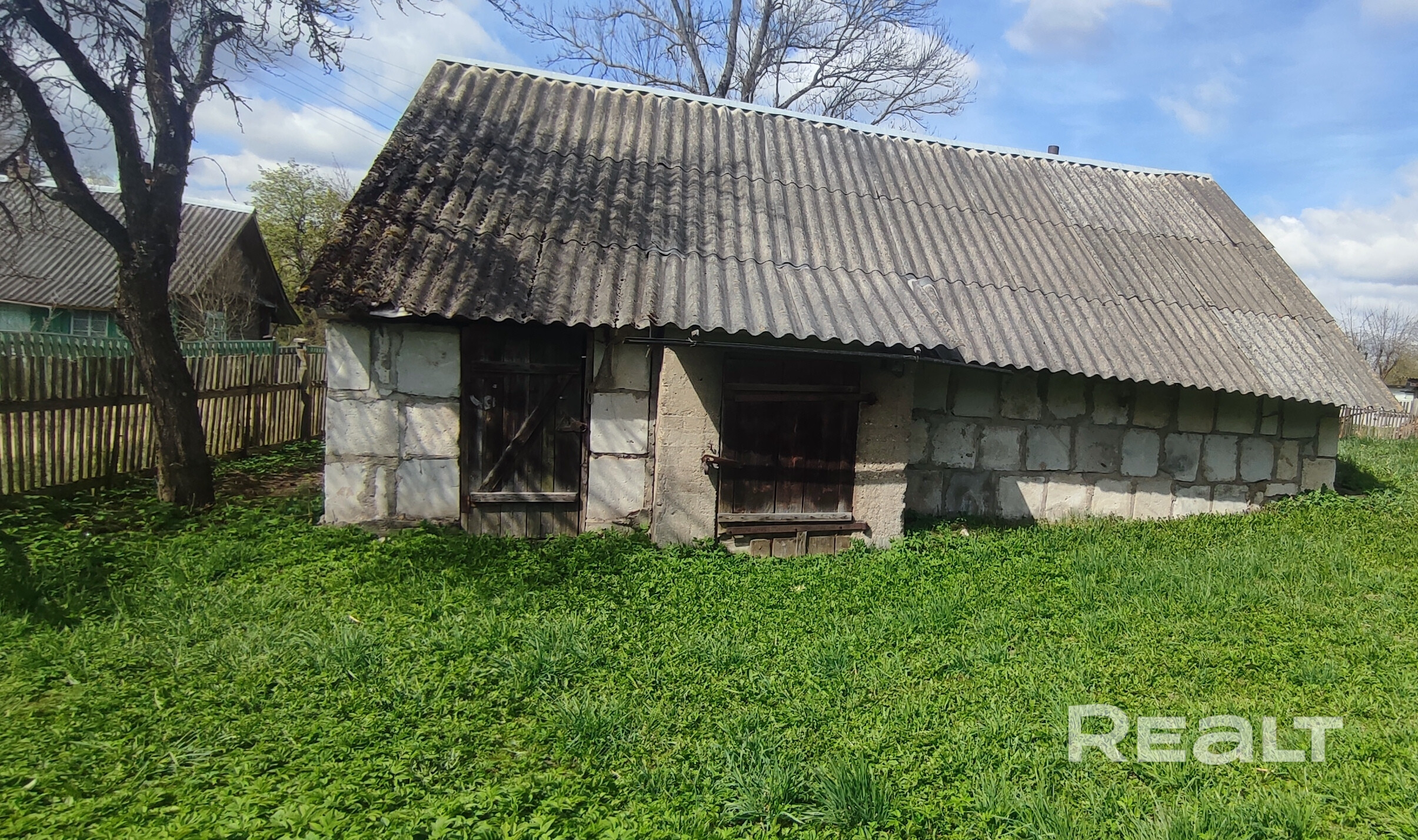 Продается дом с большим участком 25 соток, расположен по обе стороны вдоль улицы. - Veel