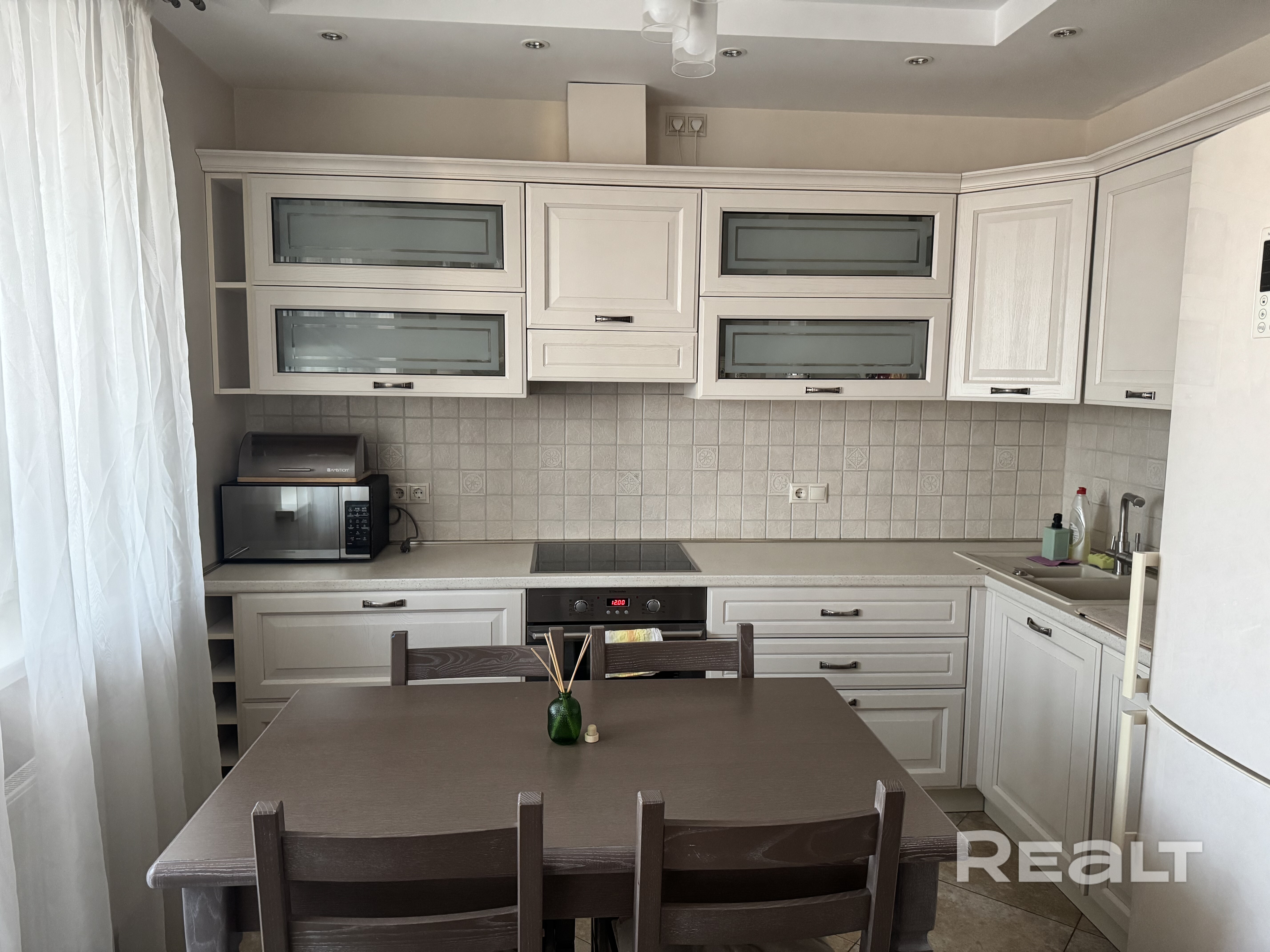 Сдается евродвушка 59,5 м² с красивым видом в Минске (Pet-friendly) 🐾 Стоимость: 2275 BYN/м + коммунальные платежи+(ТС от 20 до 40 BYN) Формат: Евродвушка (огромная кухня-гостиная + уютная спальня) Санузлы: 2 Полная готовность: квартира укомплектована качественной современной мебелью и бытовой техникой. Срок аренды: На длительный срок (от 1 года) Описание: Просторная евродвушка для тех, кто ценит простор, свет и вдохновляющие локации. Изюминка — по-настоящему красивый вид на Минск и Свислочь. – pohled 6