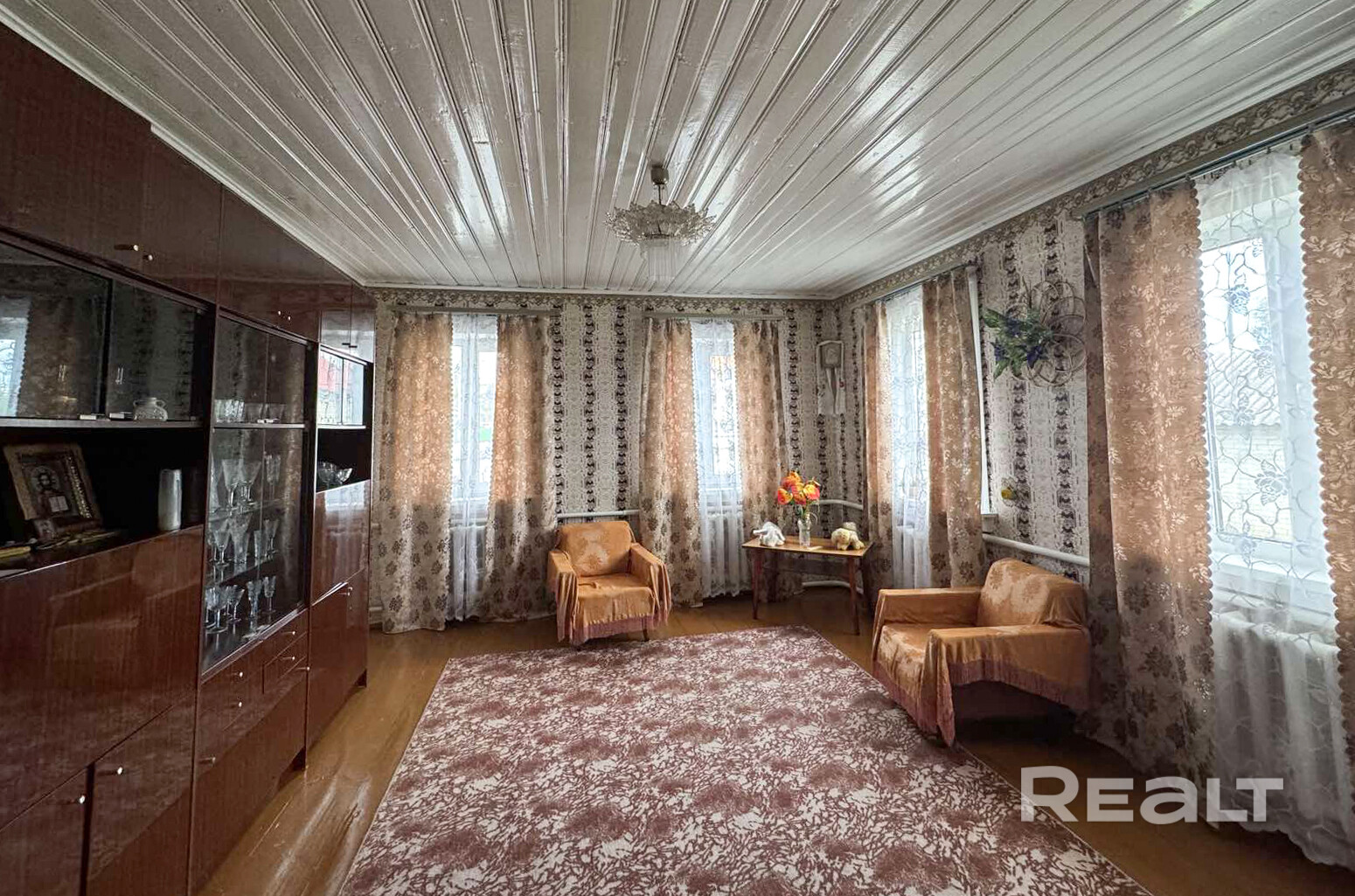Продаётся дом 1974 г. в Узде (дерево+кирпич). Площадь: СНБ 88.6 / общая 74.3 / жилая 51.4 м², кухня 8.8 м². Хорошее состояние, 4 комнаты, раздельный санузел, топочная, оборудованная кухня. Все коммуникации в доме: газ (паровое отопление), свет, центральная вода, местная канализация. Участок 15 соток, есть кирпичный гараж и хозпостройки. Тихое живописное место у леса, парка и водохранилища. Рядом школы, сады, больница, ФОК с бассейном, ТЦ «Радуга». Маршрутки до Минска ходят каждые 30–40 минут. - Widok 3