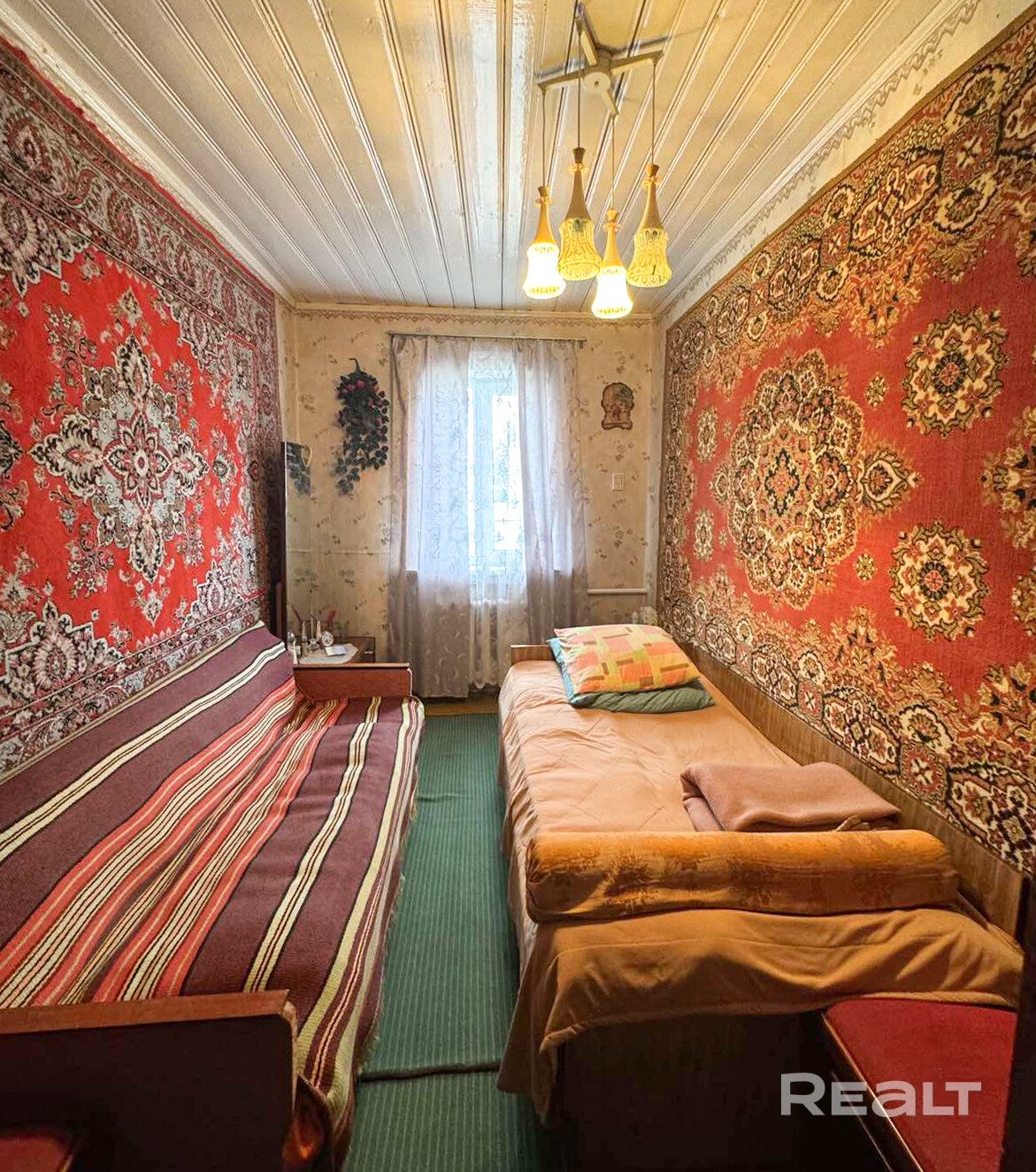 Продаётся дом 1974 г. в Узде (дерево+кирпич). Площадь: СНБ 88.6 / общая 74.3 / жилая 51.4 м², кухня 8.8 м². Хорошее состояние, 4 комнаты, раздельный санузел, топочная, оборудованная кухня. Все коммуникации в доме: газ (паровое отопление), свет, центральная вода, местная канализация. Участок 15 соток, есть кирпичный гараж и хозпостройки. Тихое живописное место у леса, парка и водохранилища. Рядом школы, сады, больница, ФОК с бассейном, ТЦ «Радуга». Маршрутки до Минска ходят каждые 30–40 минут. - Widok 6