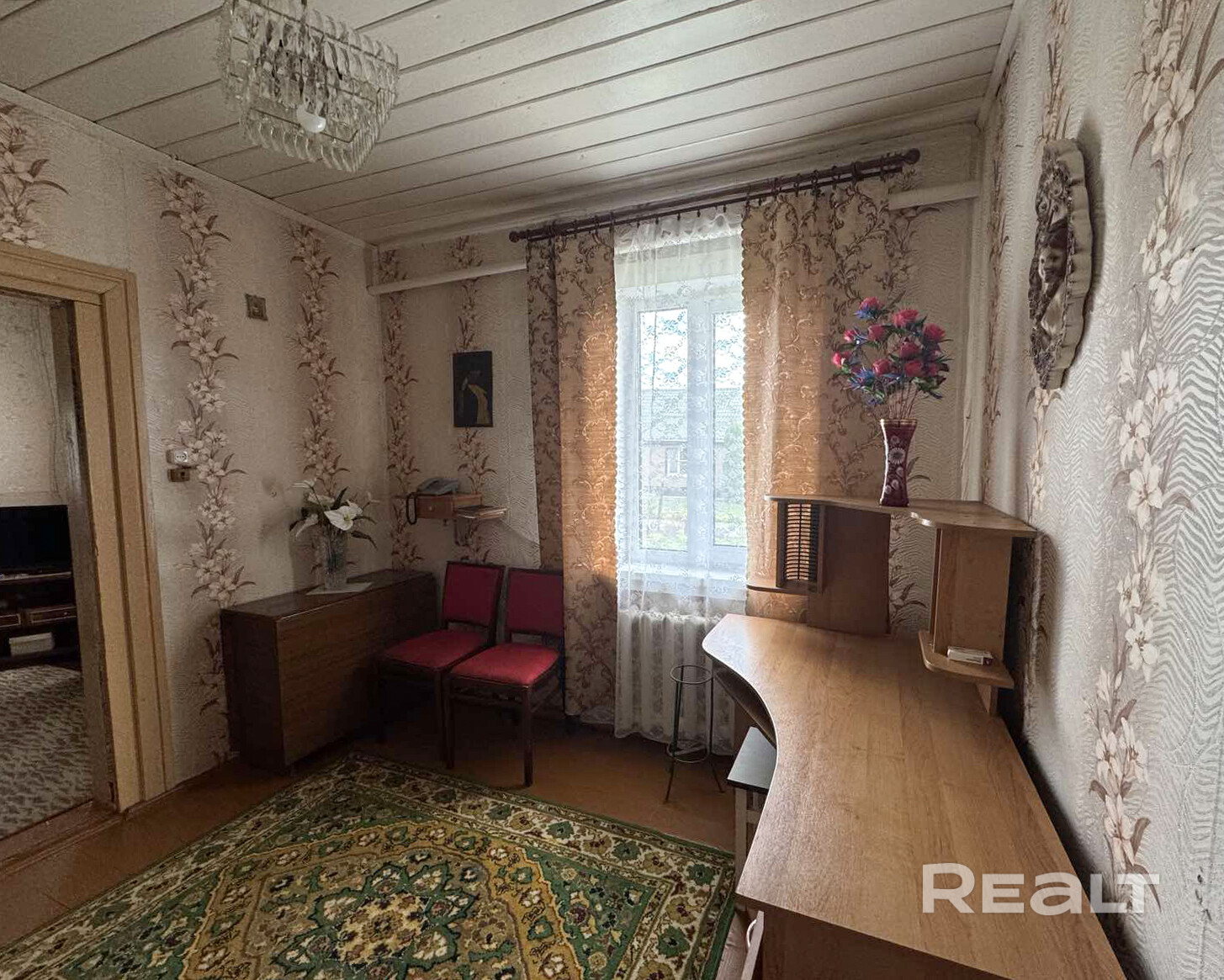 Продаётся дом 1974 г. в Узде (дерево+кирпич). Площадь: СНБ 88.6 / общая 74.3 / жилая 51.4 м², кухня 8.8 м². Хорошее состояние, 4 комнаты, раздельный санузел, топочная, оборудованная кухня. Все коммуникации в доме: газ (паровое отопление), свет, центральная вода, местная канализация. Участок 15 соток, есть кирпичный гараж и хозпостройки. Тихое живописное место у леса, парка и водохранилища. Рядом школы, сады, больница, ФОК с бассейном, ТЦ «Радуга». Маршрутки до Минска ходят каждые 30–40 минут. - Więcej