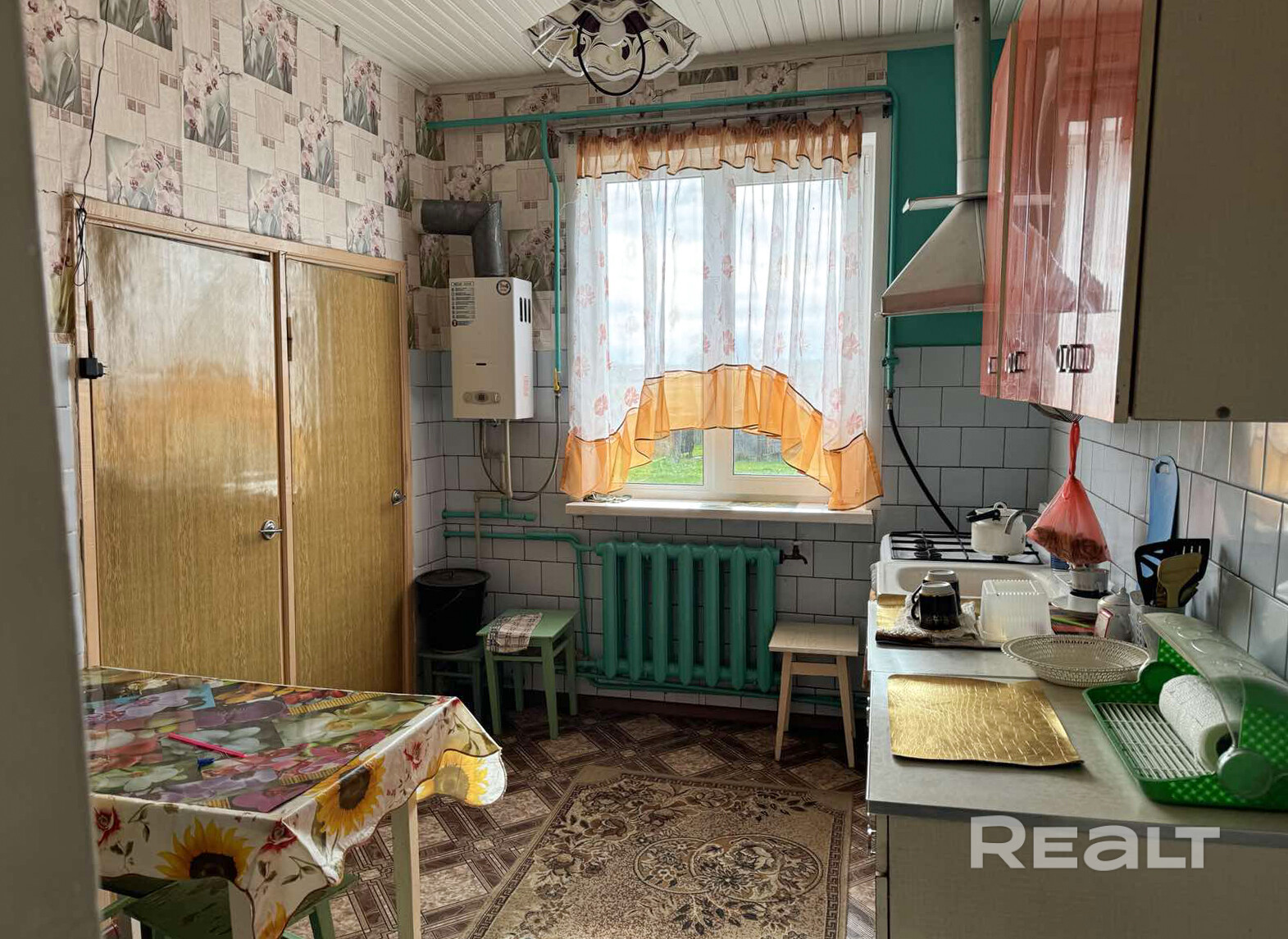 Продаётся дом 1974 г. в Узде (дерево+кирпич). Площадь: СНБ 88.6 / общая 74.3 / жилая 51.4 м², кухня 8.8 м². Хорошее состояние, 4 комнаты, раздельный санузел, топочная, оборудованная кухня. Все коммуникации в доме: газ (паровое отопление), свет, центральная вода, местная канализация. Участок 15 соток, есть кирпичный гараж и хозпостройки. Тихое живописное место у леса, парка и водохранилища. Рядом школы, сады, больница, ФОК с бассейном, ТЦ «Радуга». Маршрутки до Минска ходят каждые 30–40 минут. - Widok 5
