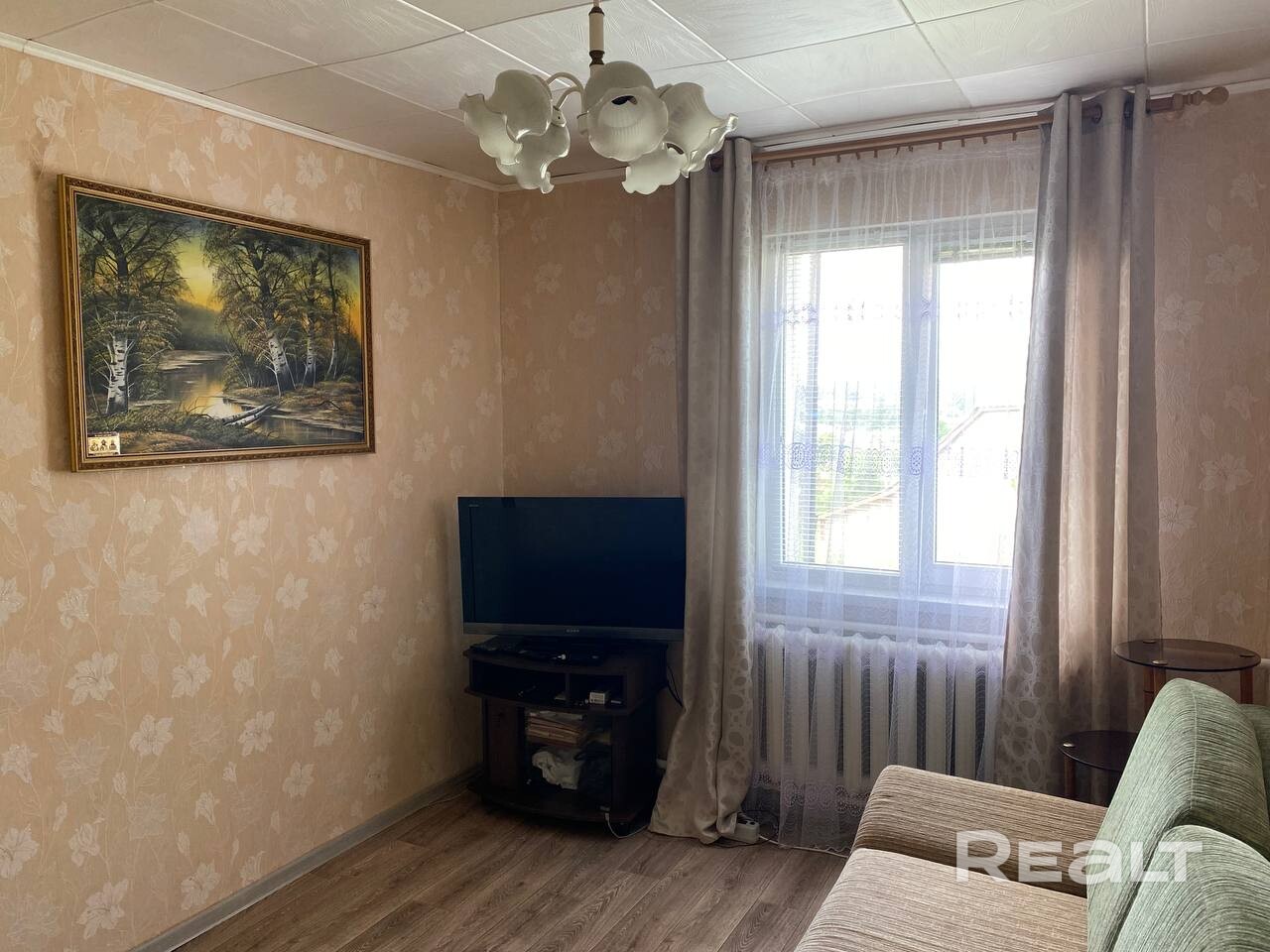 Продаются два дома в одном предложении. Дуплекс (см. план, на 2 квартиры), 1981 г., сборно-щитовой, обложен кирпичом. Участок 12,6 соток с садом (яблони, персик). На территории: летний домик с полноценной площадью, гараж, беседка, погреб, хозпостройки. В доме все коммуникации, 2 котла (газ/тв. топливо). Состояние хорошее: окна ПВХ, гостиная — натяжной потолок/ламинат, санузел и веранда — плитка, остальное — линолеум. Мебель остается. Отличные соседи. Для жизни и отдыха. Звоните, покажу/расскажу! - Fler
