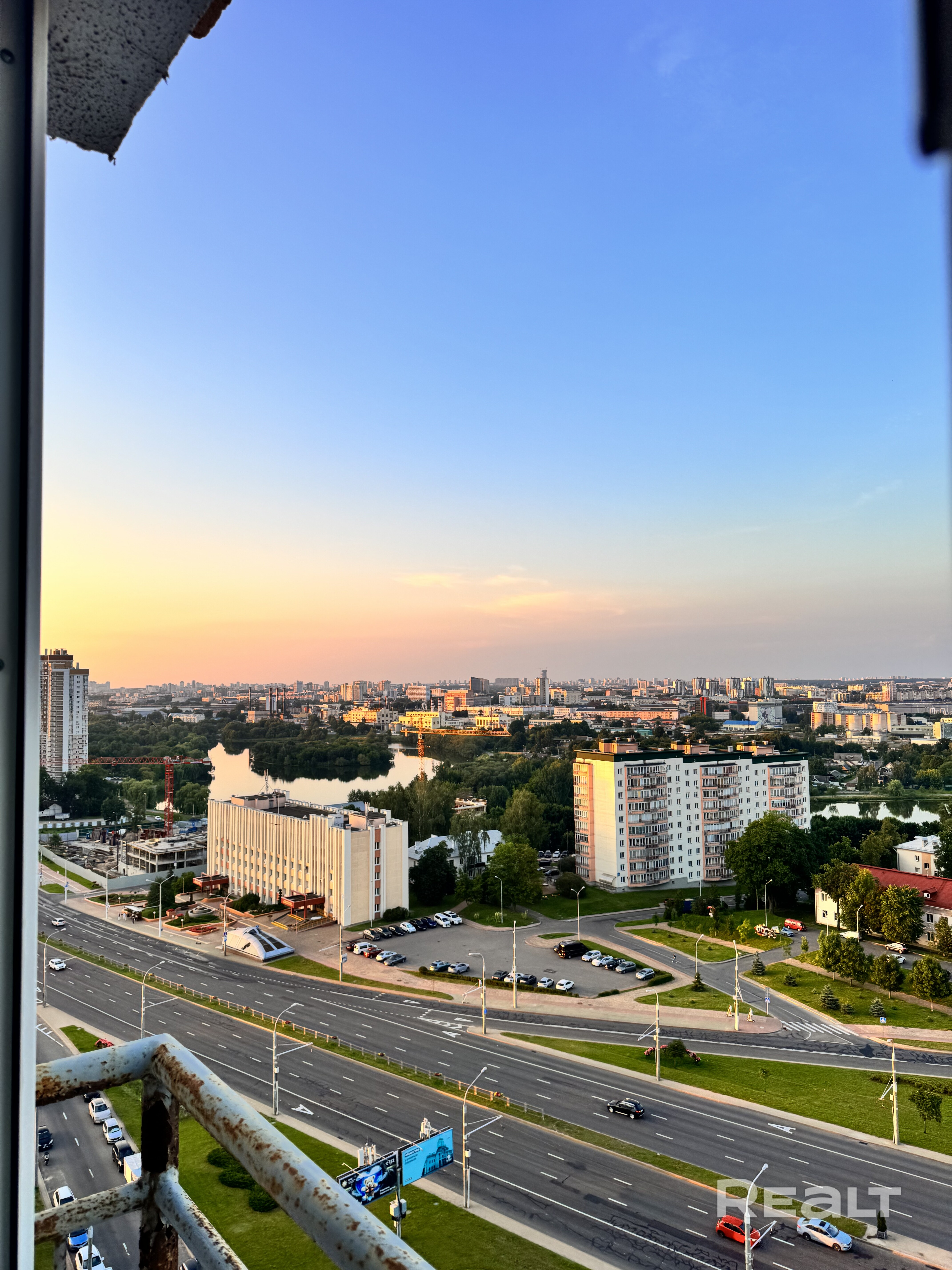 Сдается евродвушка 59,5 м² с красивым видом в Минске (Pet-friendly) 🐾 Стоимость: 2275 BYN/м + коммунальные платежи+(ТС от 20 до 40 BYN) Формат: Евродвушка (огромная кухня-гостиная + уютная спальня) Санузлы: 2 Полная готовность: квартира укомплектована качественной современной мебелью и бытовой техникой. Срок аренды: На длительный срок (от 1 года) Описание: Просторная евродвушка для тех, кто ценит простор, свет и вдохновляющие локации. Изюминка — по-настоящему красивый вид на Минск и Свислочь. – pohled 4