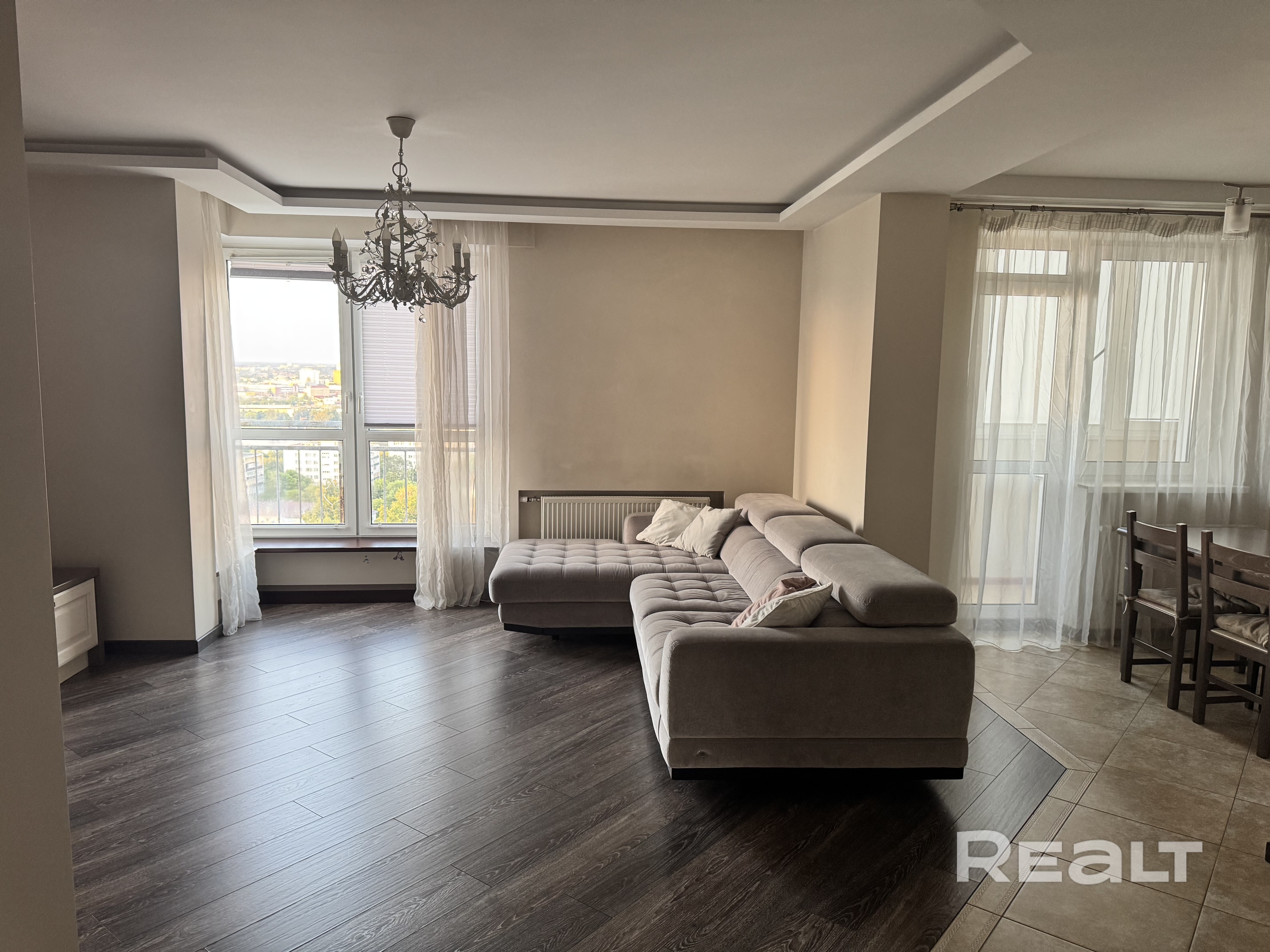 Сдается евродвушка 59,5 м² с красивым видом в Минске (Pet-friendly) 🐾 Стоимость: 2275 BYN/м + коммунальные платежи+(ТС от 20 до 40 BYN) Формат: Евродвушка (огромная кухня-гостиная + уютная спальня) Санузлы: 2 Полная готовность: квартира укомплектована качественной современной мебелью и бытовой техникой. Срок аренды: На длительный срок (от 1 года) Описание: Просторная евродвушка для тех, кто ценит простор, свет и вдохновляющие локации. Изюминка — по-настоящему красивый вид на Минск и Свислочь. – pohled 3