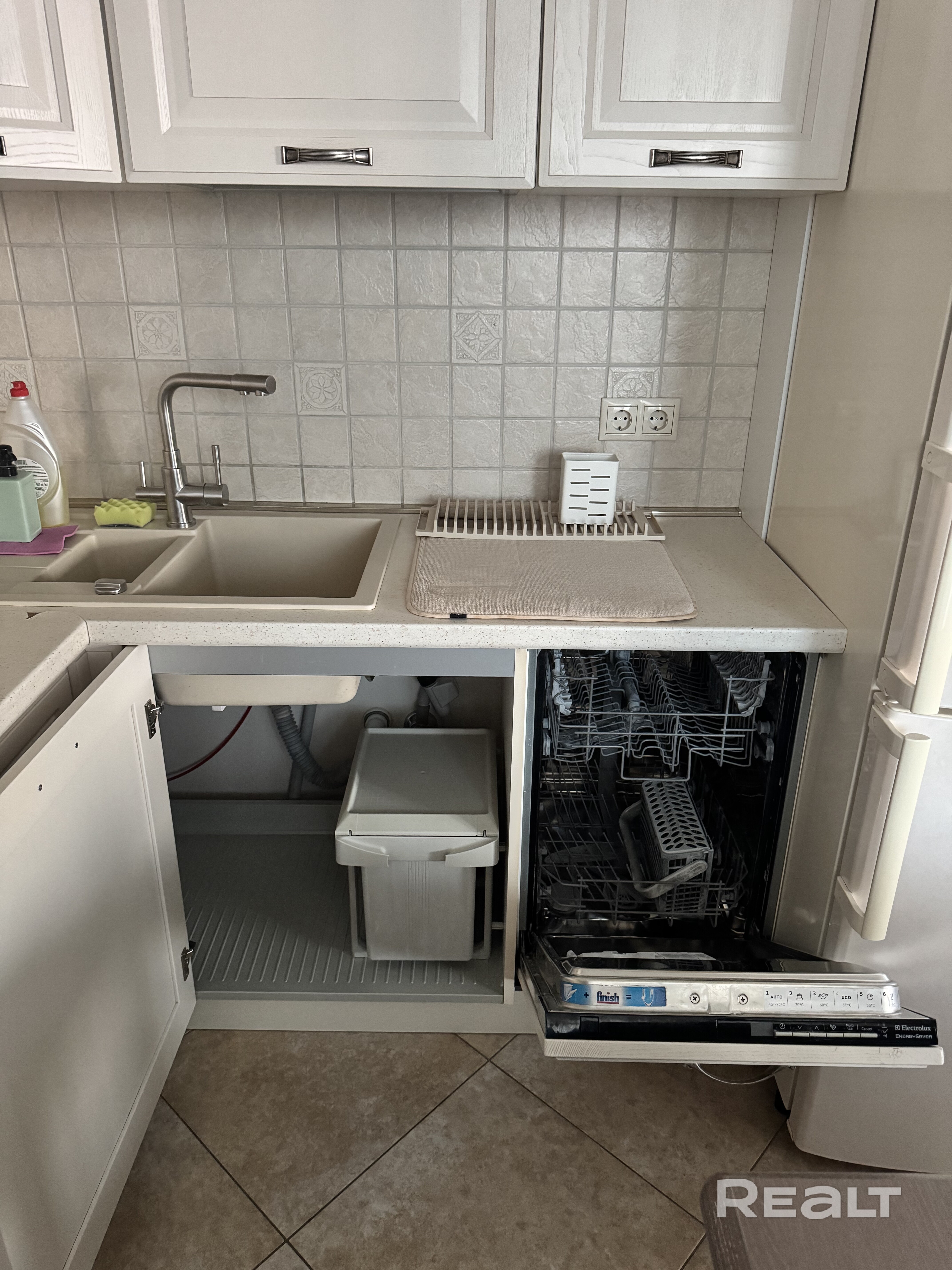 Сдается евродвушка 59,5 м² с красивым видом в Минске (Pet-friendly) 🐾 Стоимость: 2275 BYN/м + коммунальные платежи+(ТС от 20 до 40 BYN) Формат: Евродвушка (огромная кухня-гостиная + уютная спальня) Санузлы: 2 Полная готовность: квартира укомплектована качественной современной мебелью и бытовой техникой. Срок аренды: На длительный срок (от 1 года) Описание: Просторная евродвушка для тех, кто ценит простор, свет и вдохновляющие локации. Изюминка — по-настоящему красивый вид на Минск и Свислочь. – další