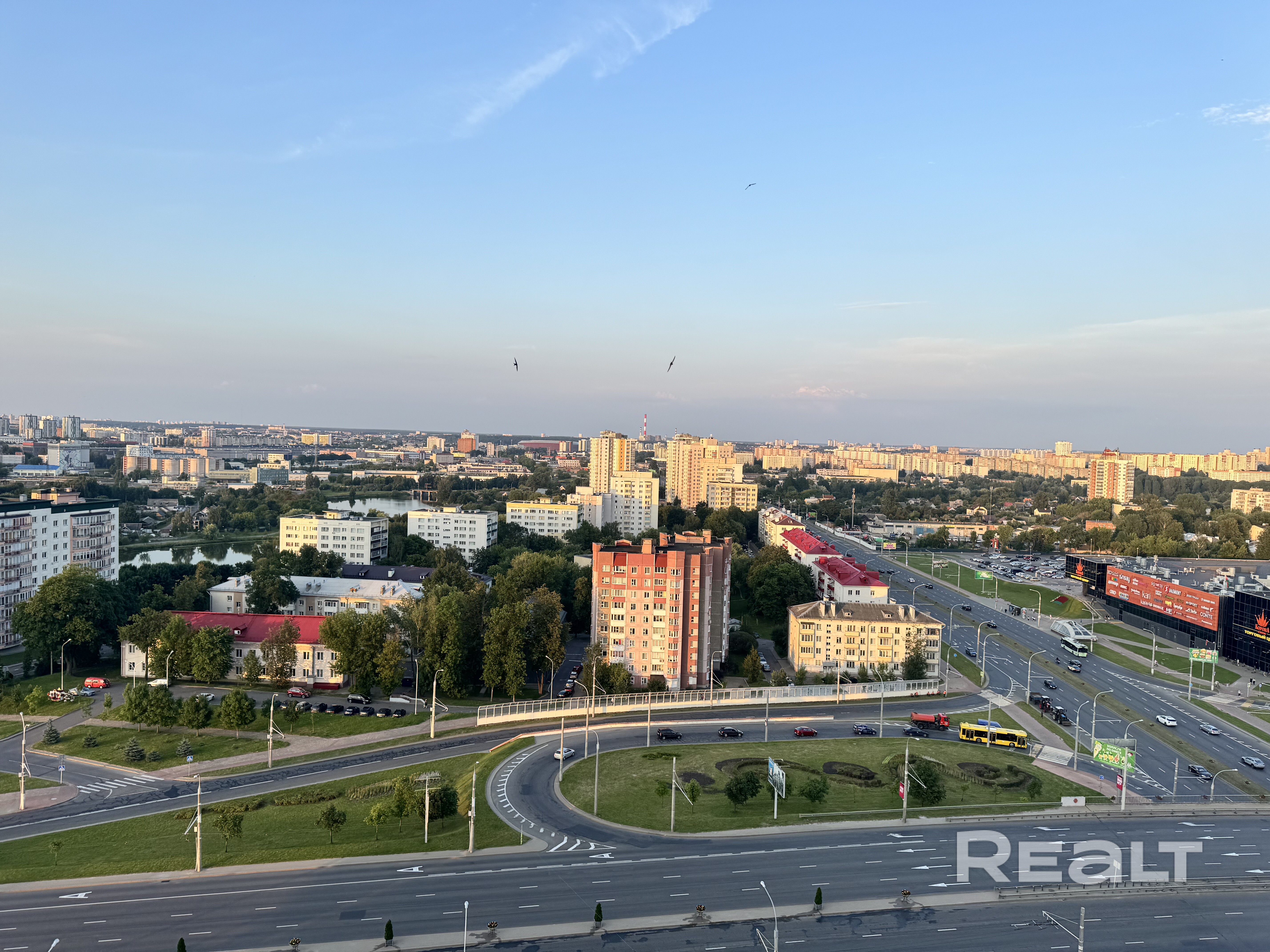 Сдается евродвушка 59,5 м² с красивым видом в Минске (Pet-friendly) 🐾 Стоимость: 2275 BYN/м + коммунальные платежи+(ТС от 20 до 40 BYN) Формат: Евродвушка (огромная кухня-гостиная + уютная спальня) Санузлы: 2 Полная готовность: квартира укомплектована качественной современной мебелью и бытовой техникой. Срок аренды: На длительный срок (от 1 года) Описание: Просторная евродвушка для тех, кто ценит простор, свет и вдохновляющие локации. Изюминка — по-настоящему красивый вид на Минск и Свислочь. – pohled 5