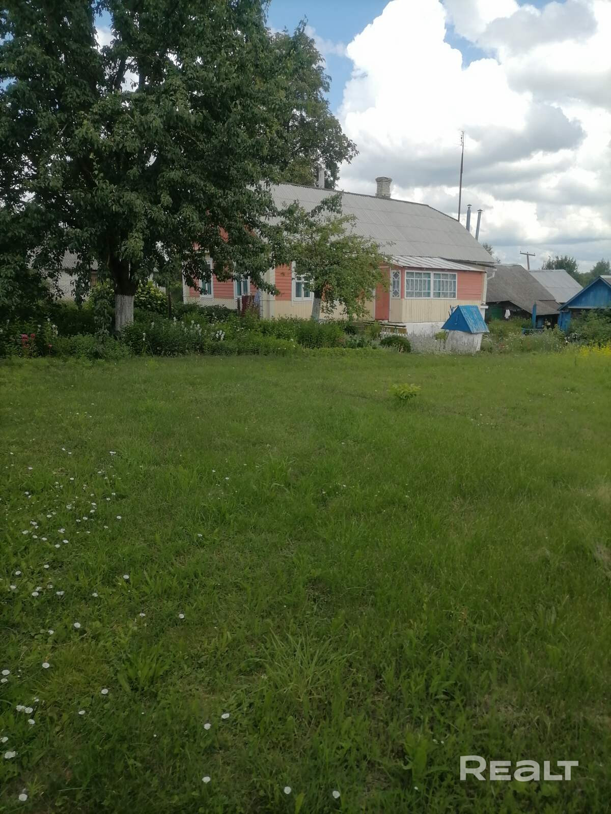 Продается дом в 2 километрах от Молодечно. В саду - яблони, груша, крыжовник, черная и красная смородина, малина. В 10-15 минутах пешком автобусная остановка, магазин, остановка ж/д транспорта. От границы участка в 50 метрах - Носиловское водохранилище (подходит любителям рыбной ловли). Возможен торг. - Widok 5