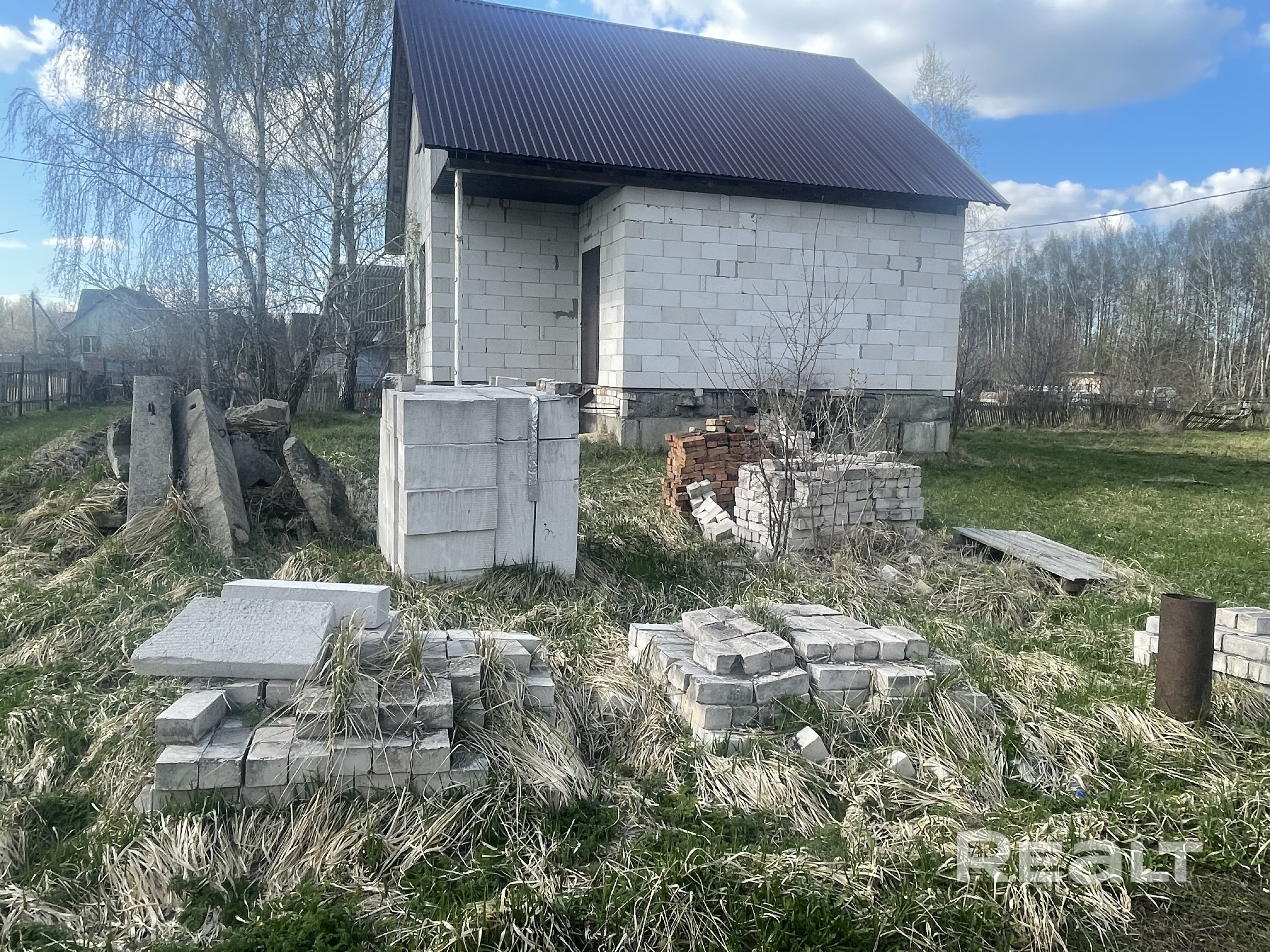Продаю 2-х этажный дом, введен в эксплуатацию как 1-ый(на мансардном этаже можно разместить 2 большие комнаты и санузел), с шикарным цокольным этажом(возможно обустройство бани или любой другой Вашей мечты!) 12км от МКАД, д.Алексеевка, Михановичский с/с.Стены - газосиликатные блоки,крыша из металопрофиля. Проведена вода и электричество в дом. ГАЗ проходит по улице. Подведено к дому оптоволокно интернета.Стройматериалы в подарок.Ходит автобус, маршрутка.Реальному покупателю хорошая скидка!!! - Widok 5
