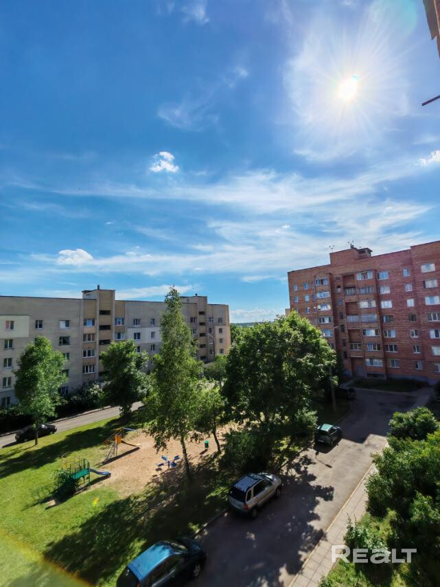 Интересная планировка комнаты с жилым метражом 18,8 м2, большая кухня с выходом на лоджию. Квартира в хорошем жилом состоянии. Стеклопакет, потолок окрашен, пол линолеум. На кухне базовый комплект мебели, сантехника в рабочем состоянии. Большой тамбур на две квартиры. Просторный зелёный двор, много парковочных мест. ТЦ Green, рынок, Чижовский парк, пляж Жара, велодорожка. Квартира свободна, никто не прописан. Чистая продажа, ничего не ищем взамен. АГЕНТСТВАМ НЕ БЕСПОКОИТЬ ! - Widok 6