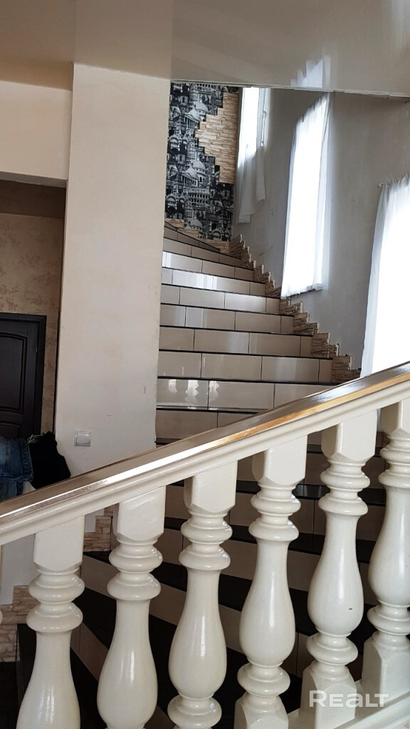 Центр города, 5 мин езды до пр-та Независимости (метро Академия наук). Дом оштукатурен. Есть баня, гараж. 1-й этаж пол плитка, подогрев. 2-й этаж - паркетная доска. Участок ухожен. - Mehr