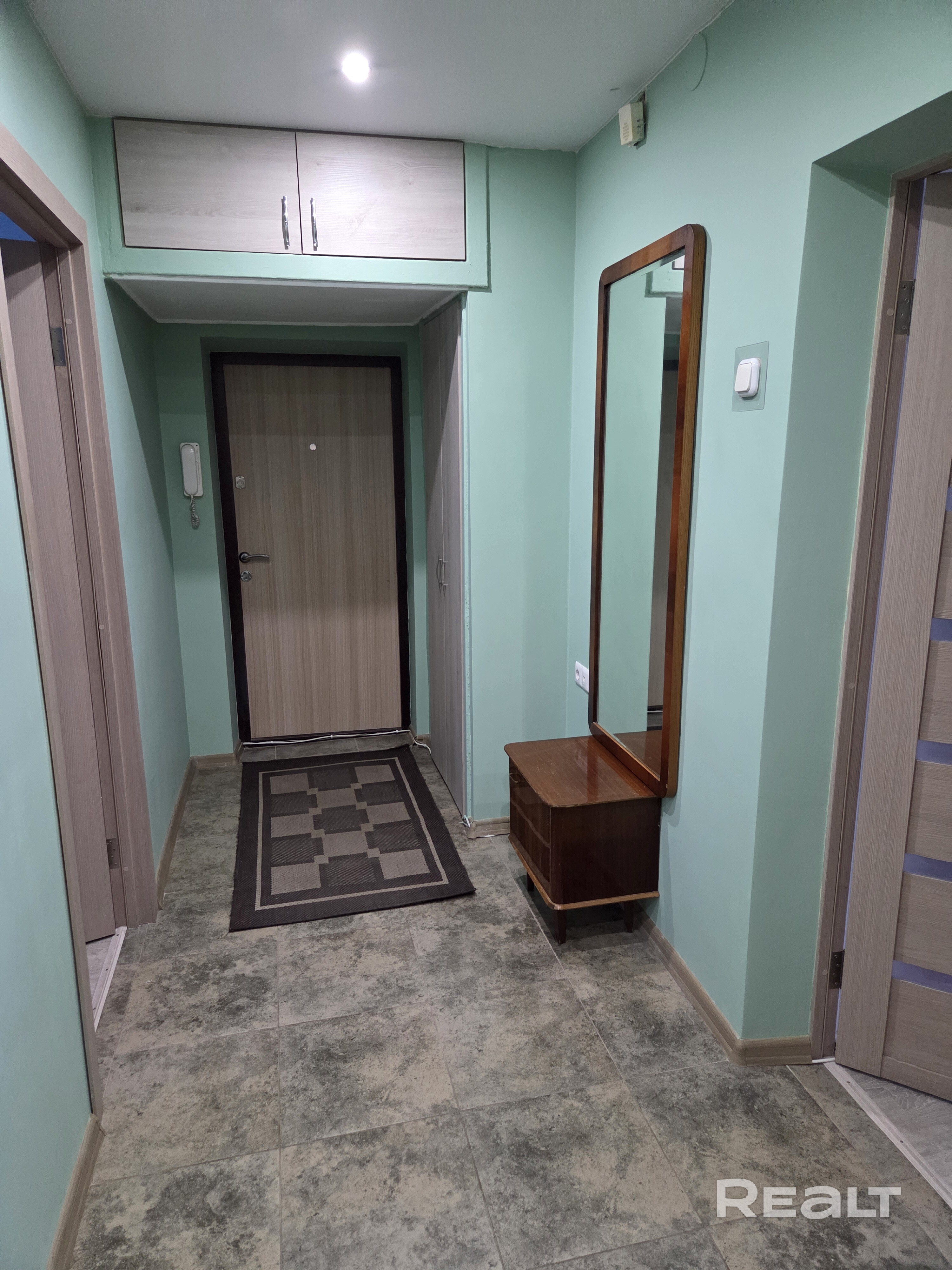 Тихое, зеленое место в центре города. Спокойные соседи. Отличное транспортное сообщение. Метро, Комаровский рынок в шаговой доступности. Свежий ремонт. Ортопедические матрасы. - Vista 4