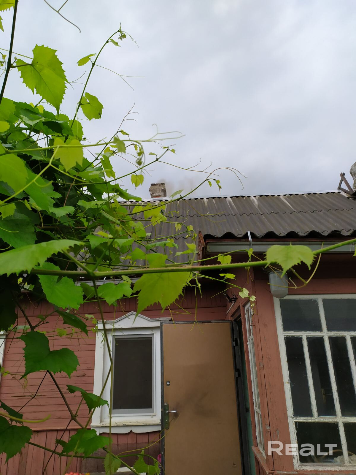 ПРОДАЁТ СОБСТВЕННІК! Если вы ищете уютный и комфортный дом для большой семьи, то это предложение для вас! Продается уникальный комплекс из двух деревенских домов на просторном участке в 3300 кв.м в живописном месте недалеко от Минска. Рядом с агрогородком АТОЛИНО. Два объединённые участка. 25 соток для обслуживания и строительства дома. 8 соток для личного подсобного участка. Два дома.Баня с парилкой 20 м.кв. Два сарая. Беседка. Теплица. Большой молодой сад. Газ в 12 метрах от участка. - Ansicht 5