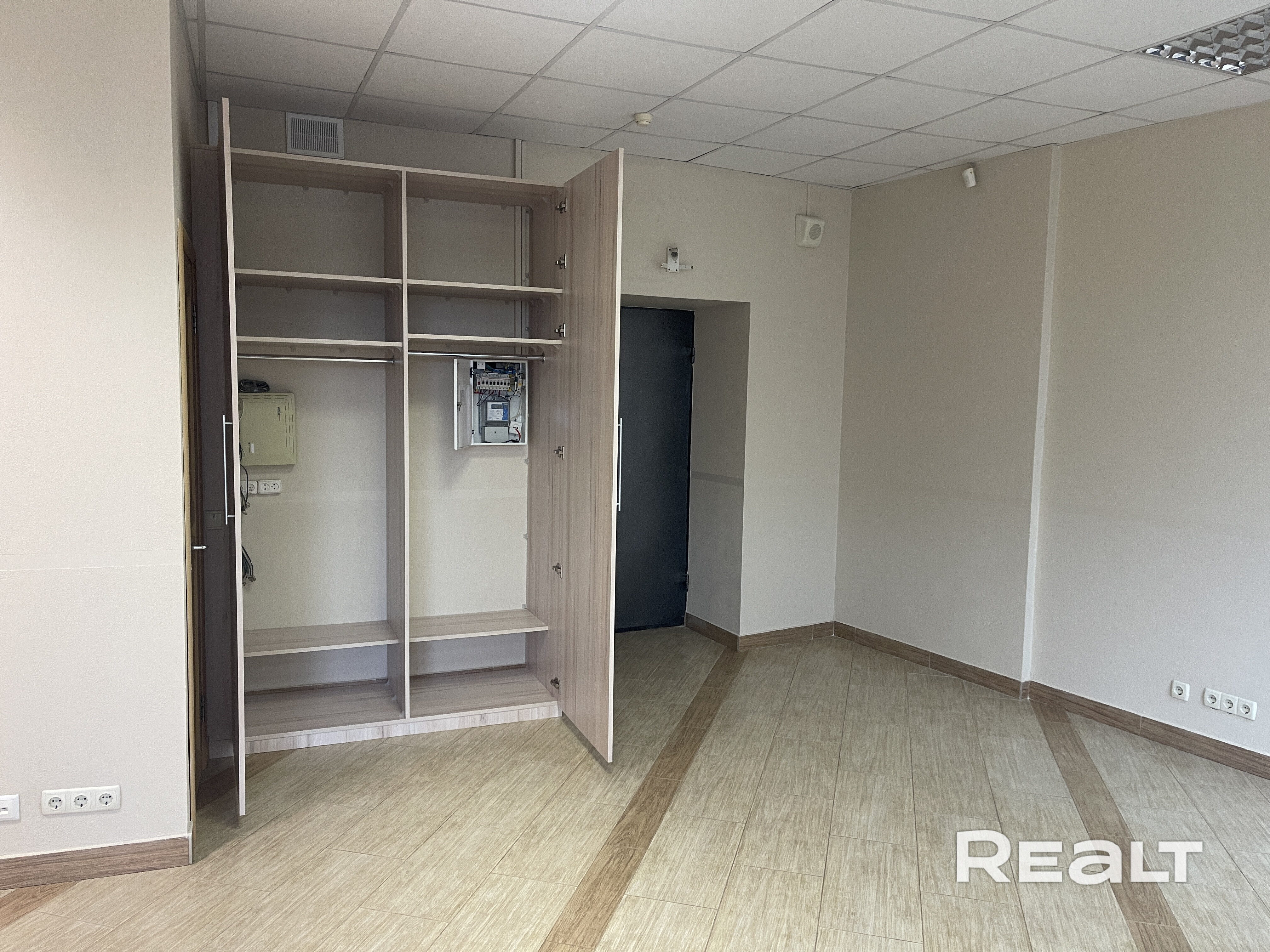 СДАЕМ В АРЕНДУ ОФИС 47,3 м на МЕЛЕЖА, 1, кондиционер, свой с/у. 4й этаж, свежий ремонт, первое заселение  ✅ Автономность — отдельный вход и отсутствие проходных соседей. ✅ Свой с/у — никаких очередей и лишних контактов. ✅ Кондиционер — прохладное лето и теплое межсезонье. ✅ Готовый интерьер — современный ремонт позволяет начать работу хоть завтра. - Aanzicht 4