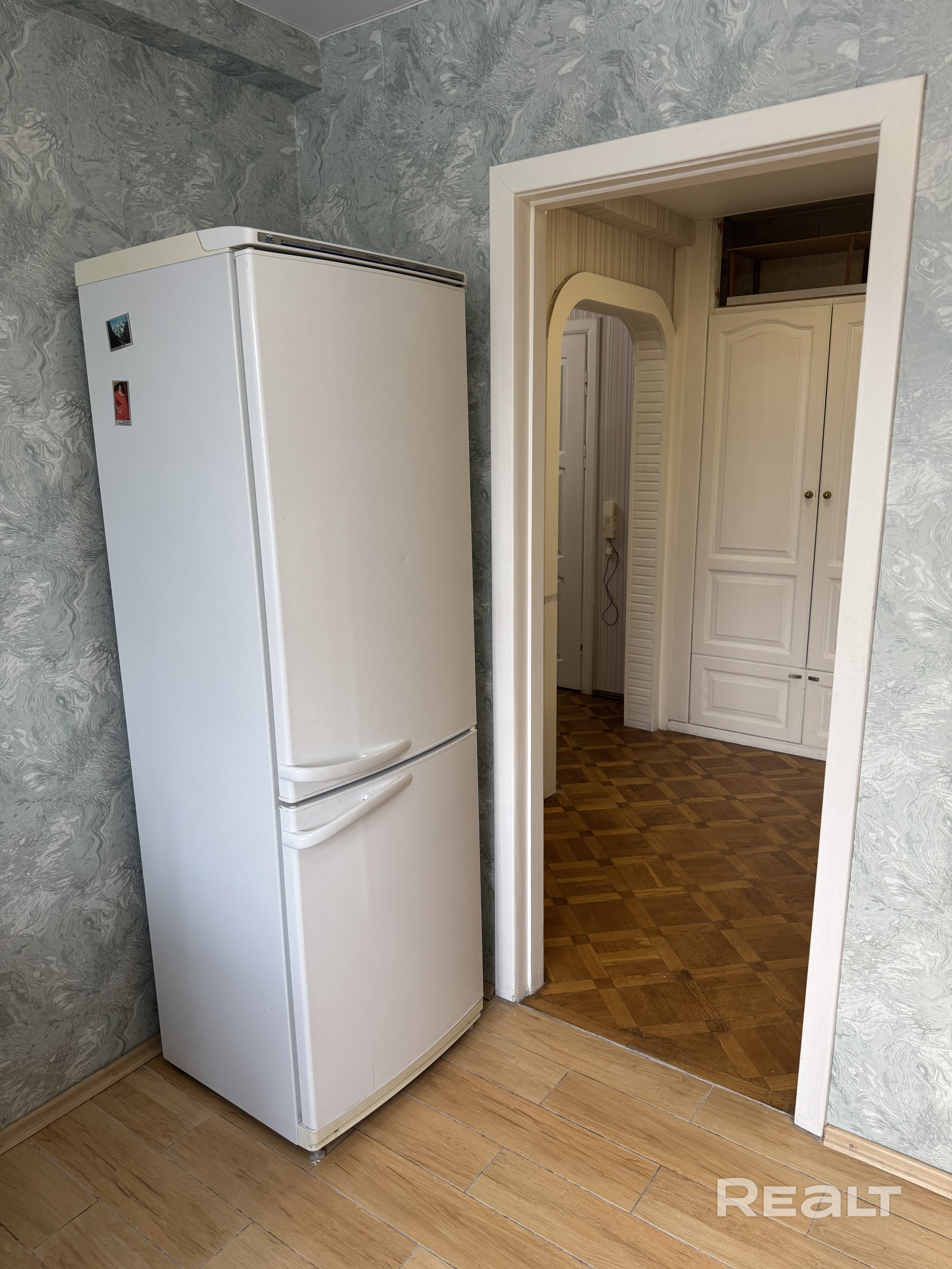 Четырехкомнатная квартира в центре Минска, 4 комнаты раздельные, 8/9 этаж, ст. метро Пушкинская 5мин. пешком, площадь 80 м. кв., 2 лоджии. Рядом большие магазины и рынок в пешей доступности. Коммуналку оплачивает арендатор 100%. Залог за сохранность имущества месяц аренды. - Ansicht 5