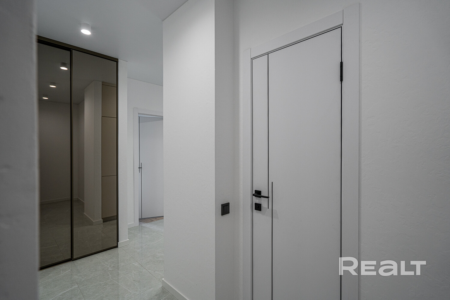 Продается современная новая квартира с ремонтом и техникой в доме Мадрид. - Widok 3