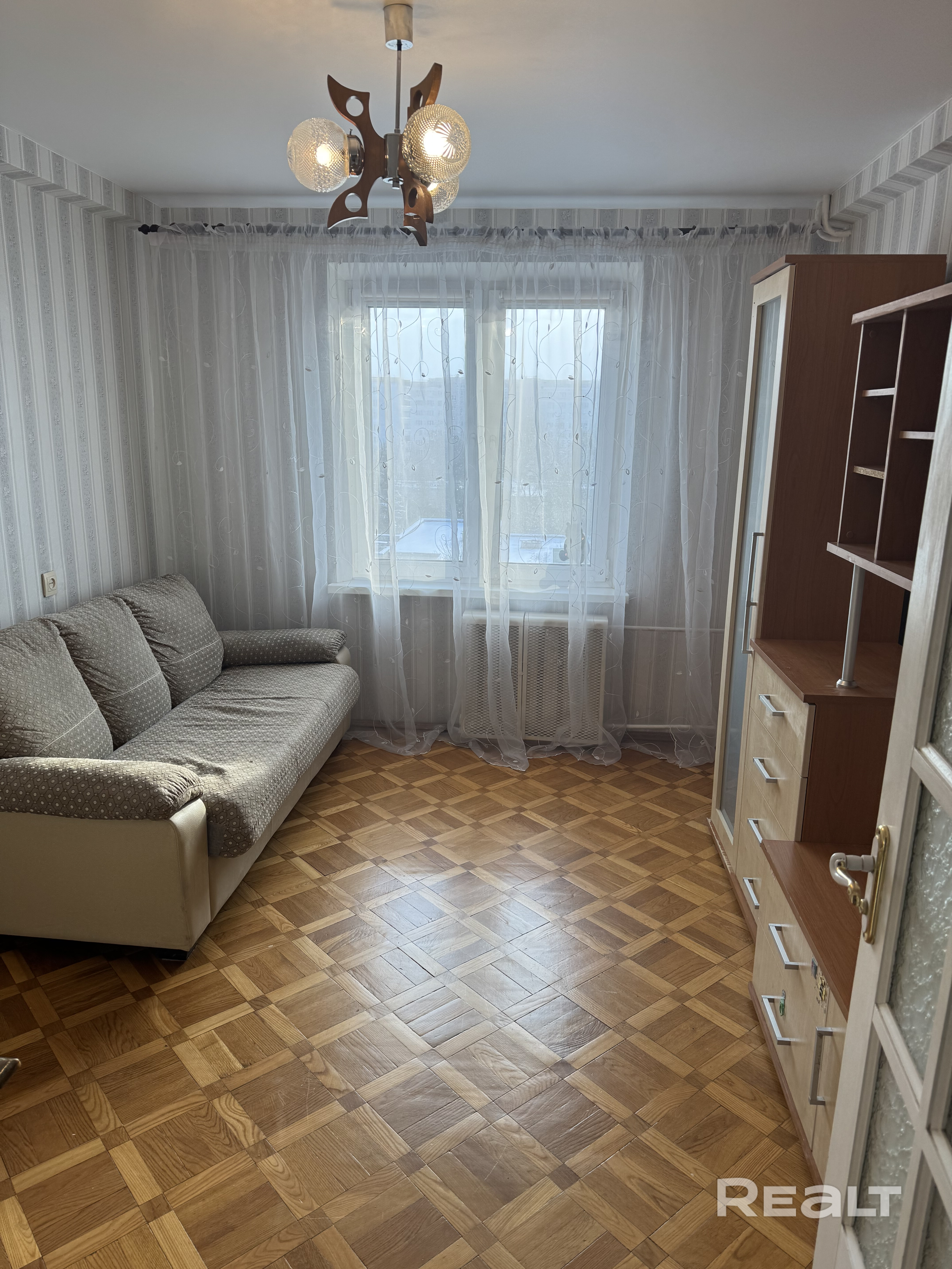 Четырехкомнатная квартира в центре Минска, 4 комнаты раздельные, 8/9 этаж, ст. метро Пушкинская 5мин. пешком, площадь 80 м. кв., 2 лоджии. Рядом большие магазины и рынок в пешей доступности. Коммуналку оплачивает арендатор 100%. Залог за сохранность имущества месяц аренды. - Mehr