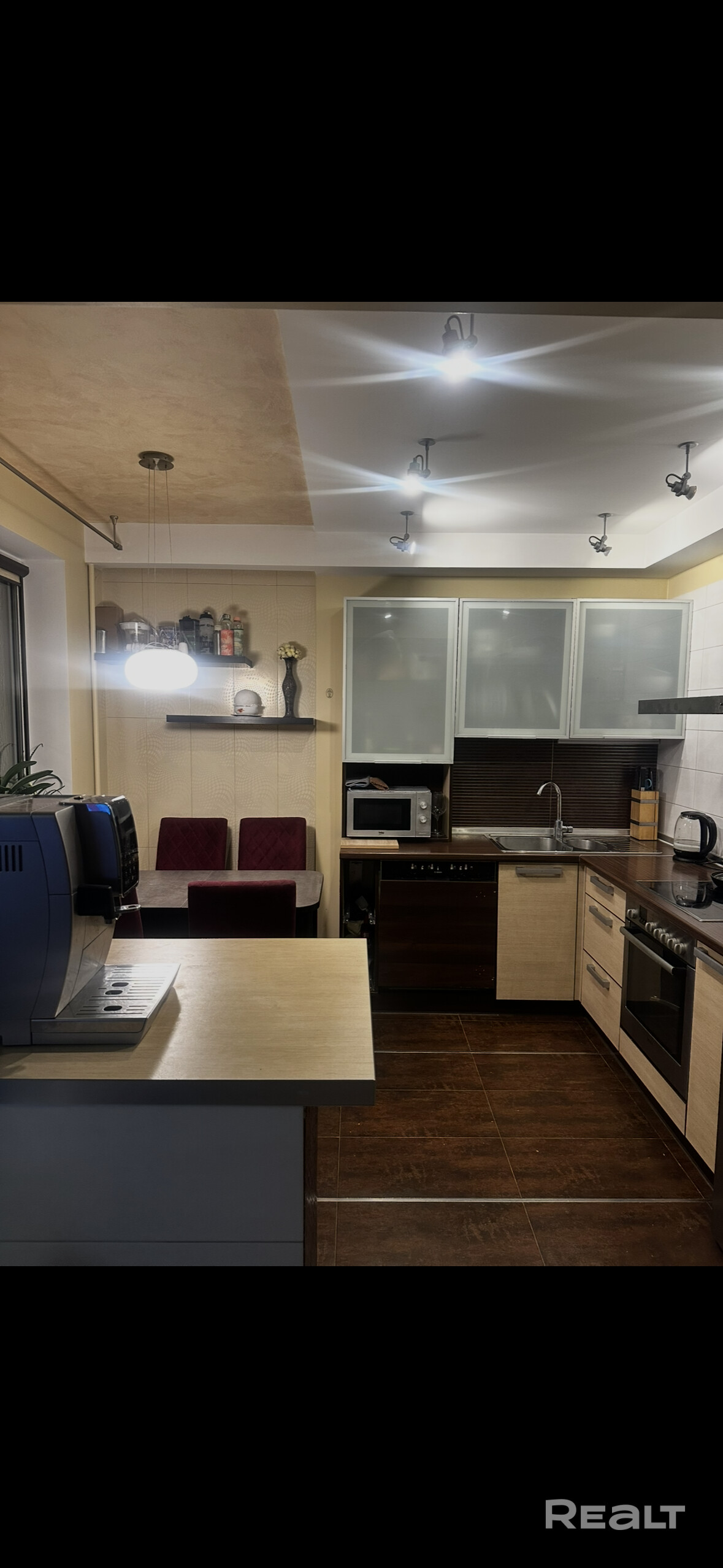 Продается 4х комнатная квартира по улице Якубова, дом 32 в тихом, зелёном, экологически чистом районе со множеством парков. Идеальный вариант для комфортной жизни! Отличное расположение всего 15 минут до ст. метро "Партизанская". Общая площадь квартиры по СНБ - 84,72 м.кв. Общая площадь квартиры - 79,42 м.кв. Жилая площадь - 53,22 м.кв. Кухня - 9,1 м.кв. 10 этаж /11 панельного дома, год постройки 1978. Дом после капитального ремонта 2021г., с новыми лифтами и благоустроенным двором. - Więcej