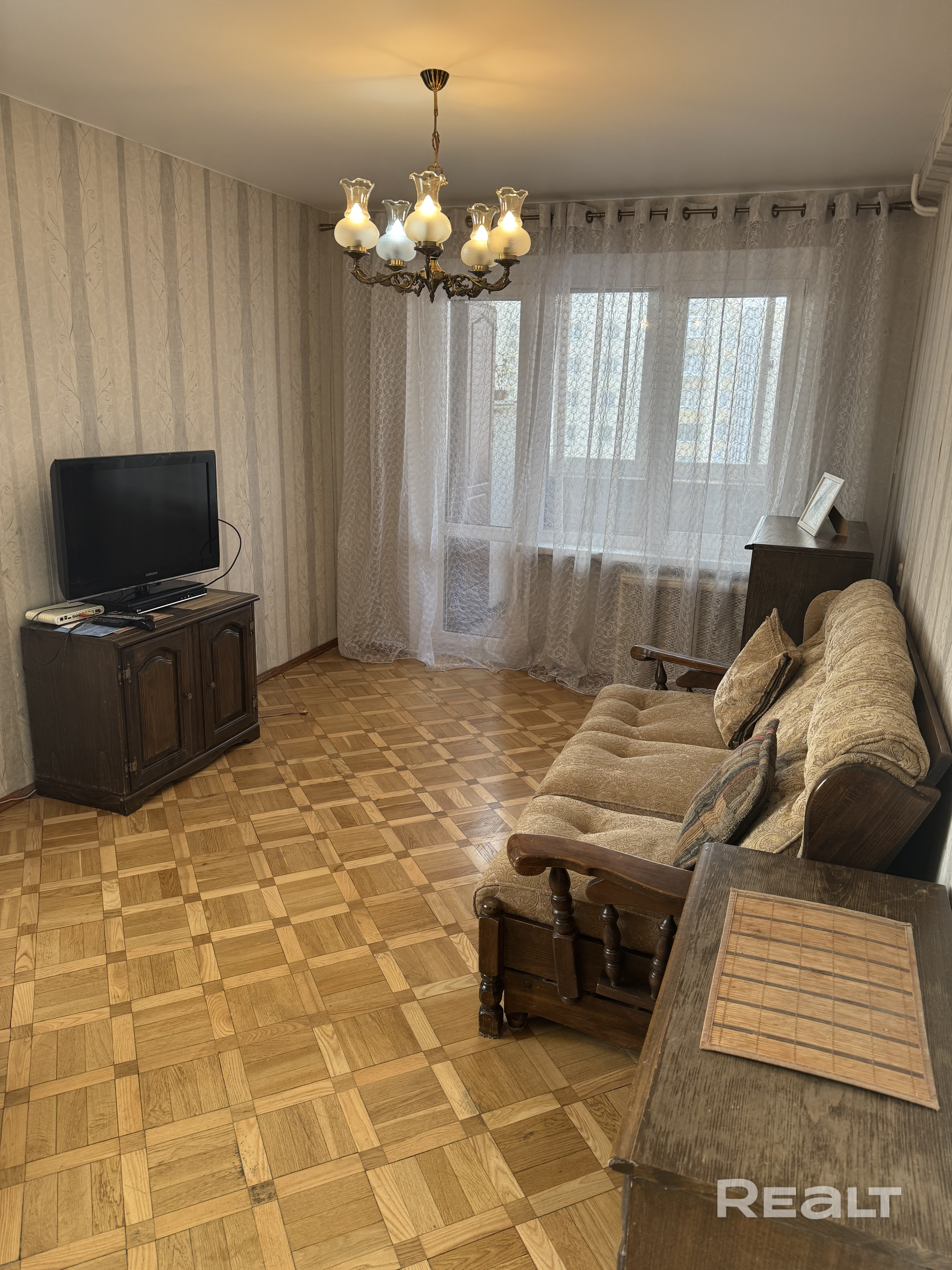 Четырехкомнатная квартира в центре Минска, 4 комнаты раздельные, 8/9 этаж, ст. метро Пушкинская 5мин. пешком, площадь 80 м. кв., 2 лоджии. Рядом большие магазины и рынок в пешей доступности. Коммуналку оплачивает арендатор 100%. Залог за сохранность имущества месяц аренды. - Ansicht 3